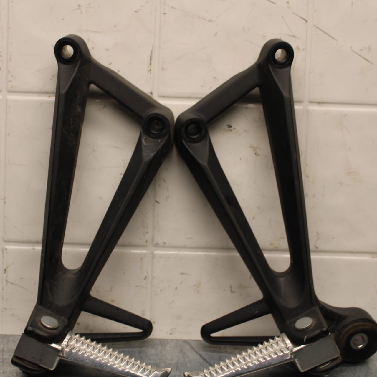 19-21 YAMAHA YZF R3 REAR FOOT RESTS PEGS STEPS SET PAIR BB588