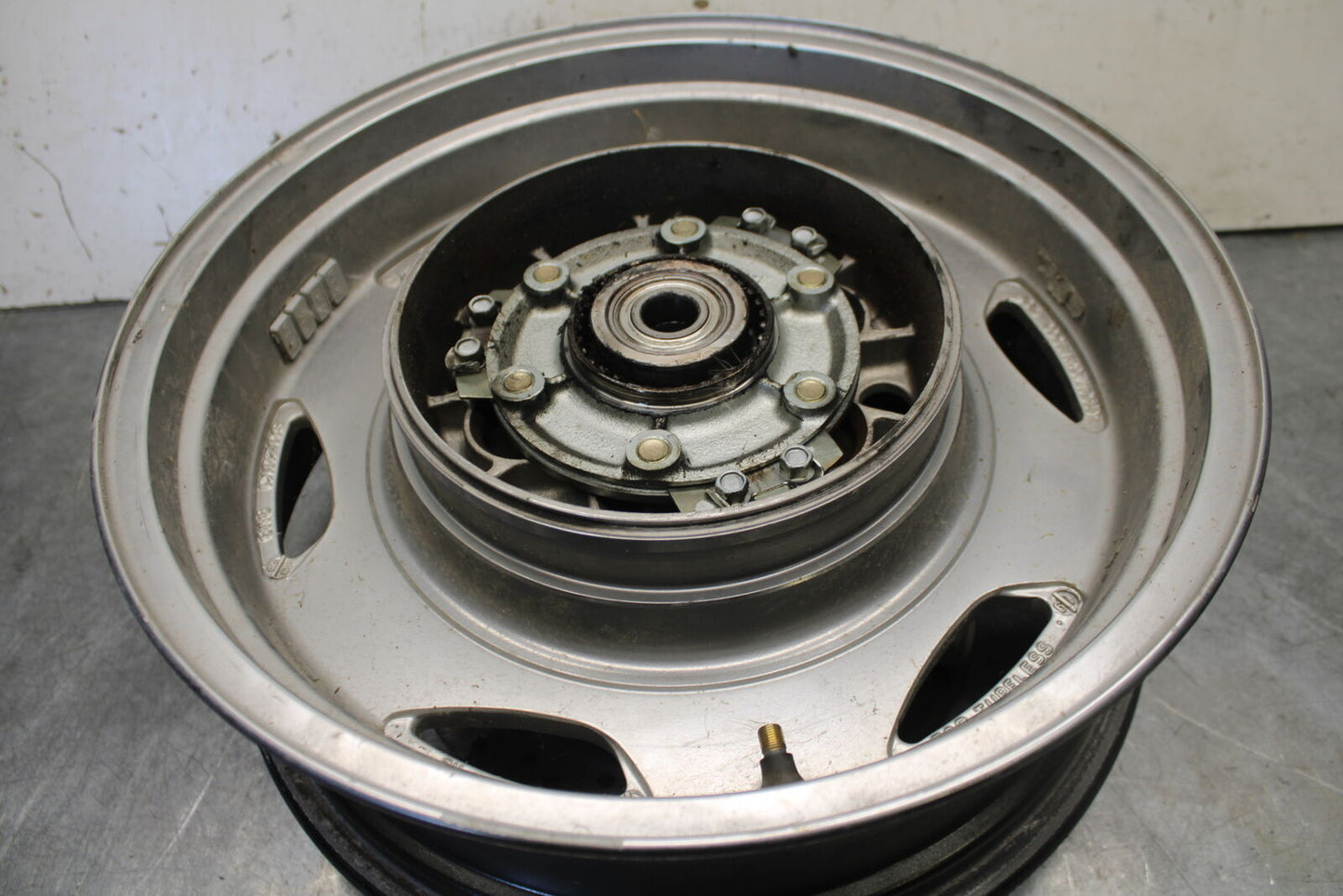 05-09 SUZUKI BOULEVARD C90 REAR WHEEL BACK RIM BB692