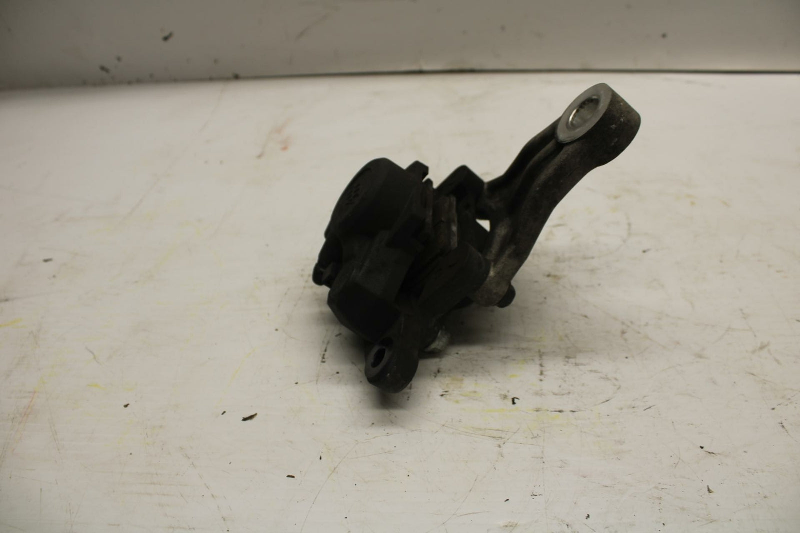 04-09 SUZUKI GS500F REAR BACK BRAKE CALIPER W MOUNT BRACKET  BB278