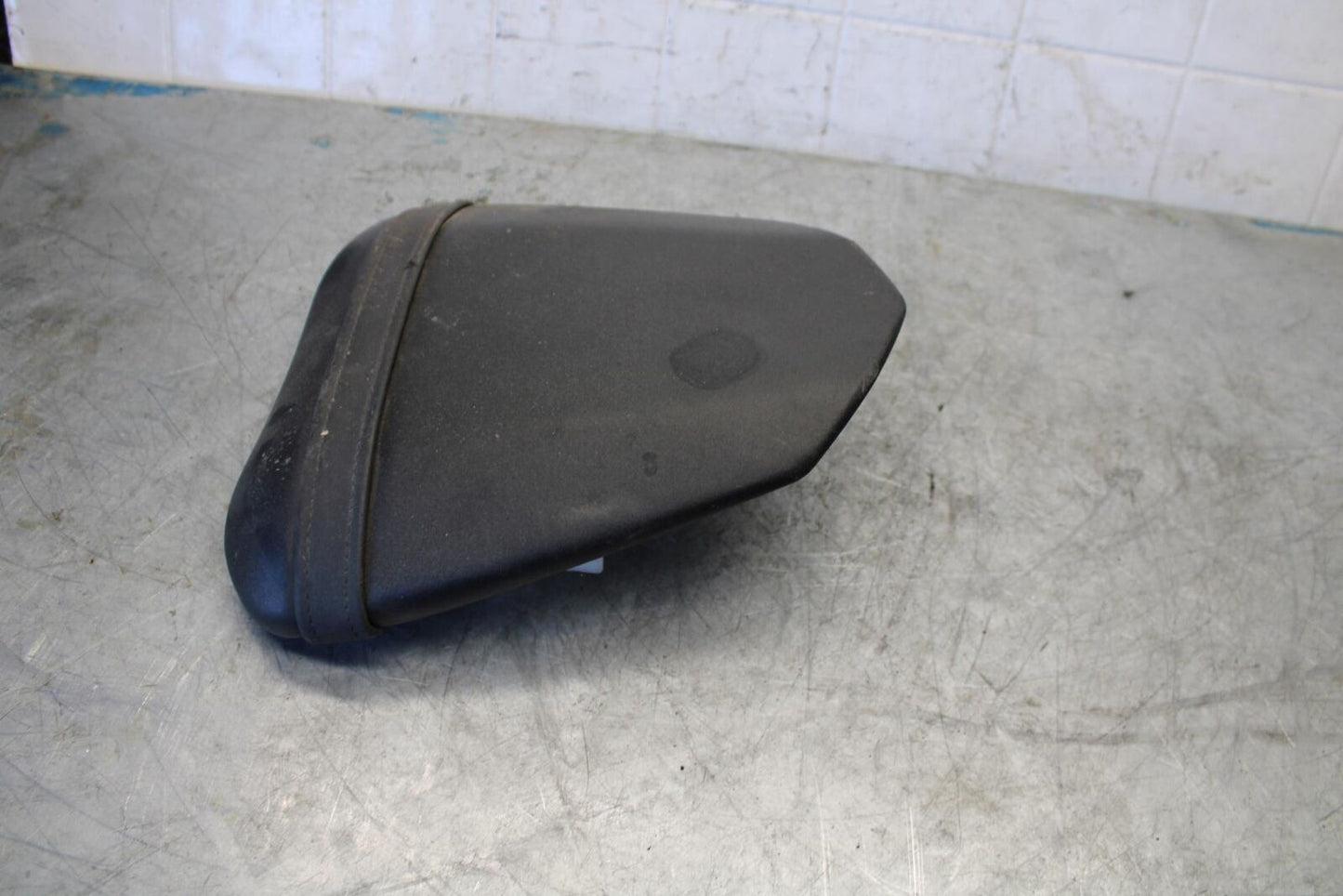 08-16 YAMAHA YZF R6 REAR BACK PASSENGER TANDEM SEAT PAD SADDLE PILLION BB431