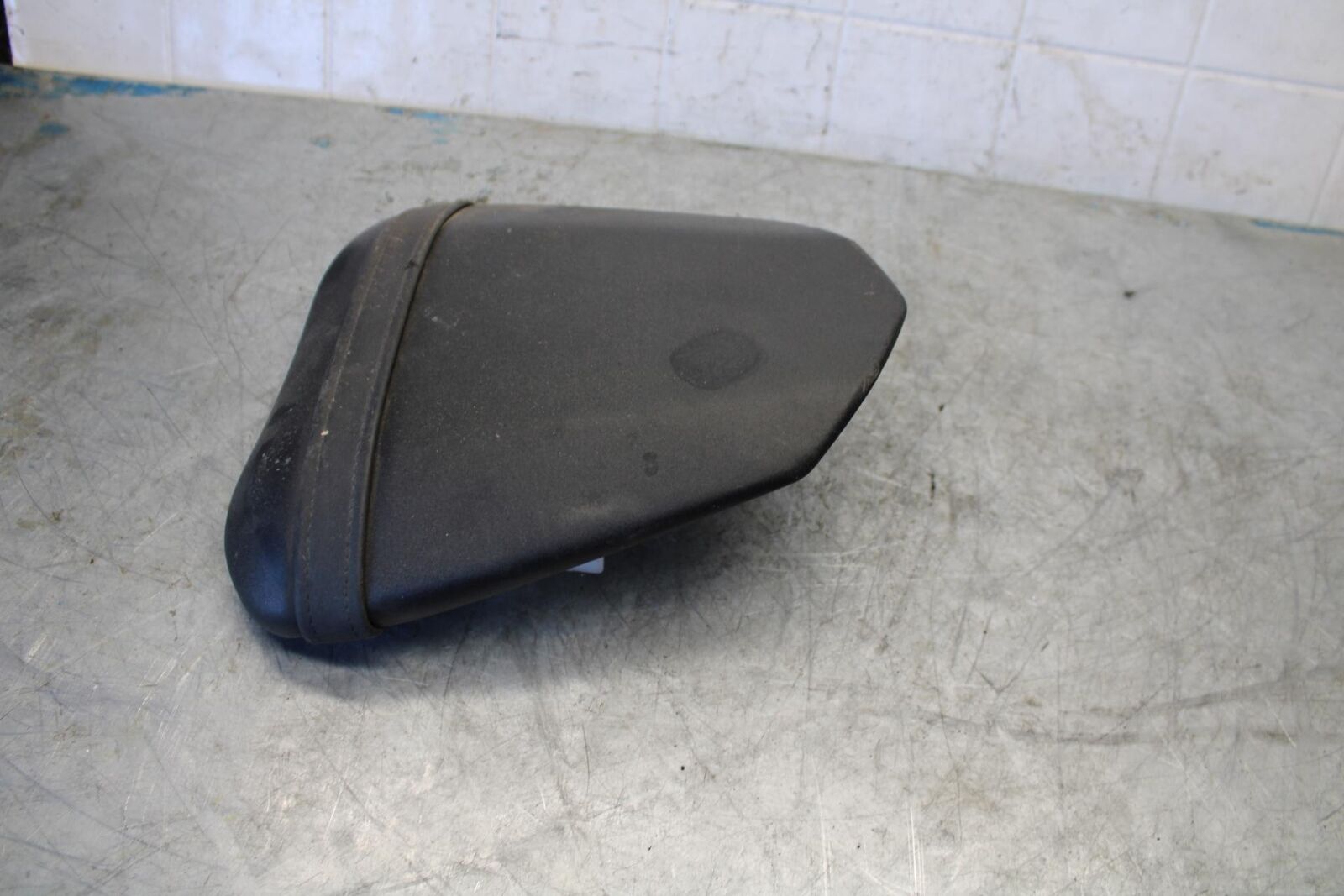 08-16 YAMAHA YZF R6 REAR BACK PASSENGER TANDEM SEAT PAD SADDLE PILLION BB431