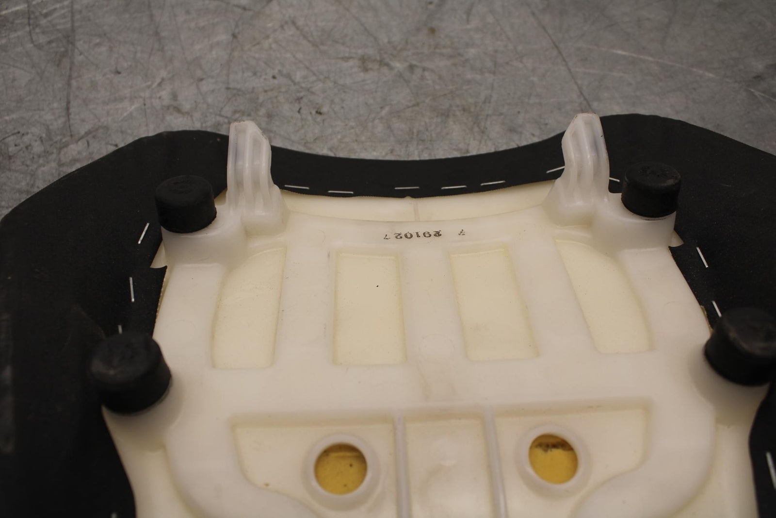 2017 Suzuki GSXR600 FRONT DRIVERS SEAT  SADDLE PILLION 45100-14J10-DW2 #B BB527