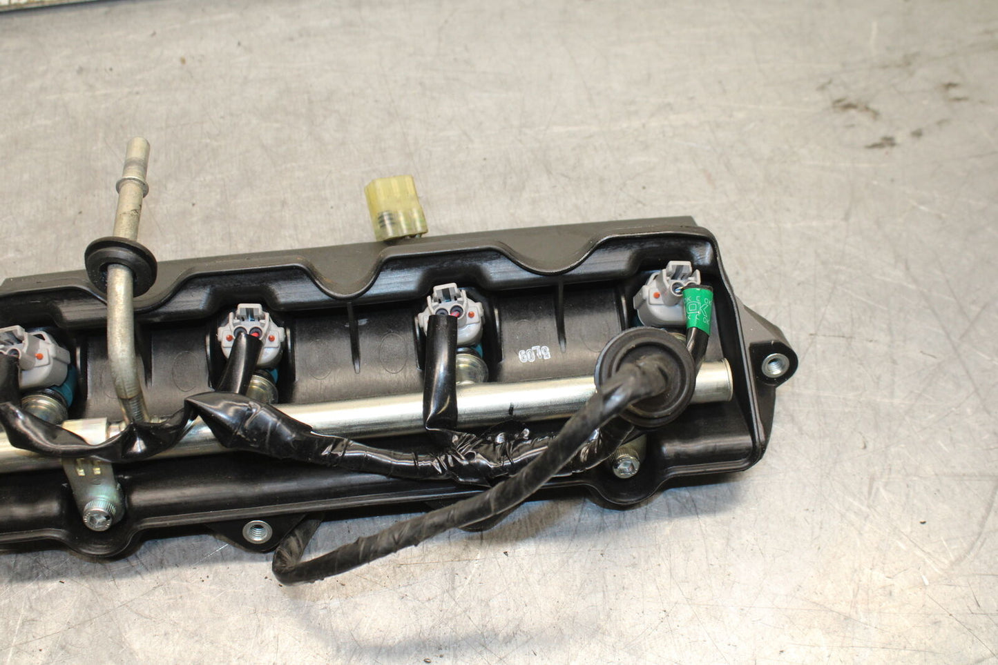 06 YAMAHA YZF R6 SECONDARY FUEL INJECTORS TOP AIRBOX GAS RAIL BB716
