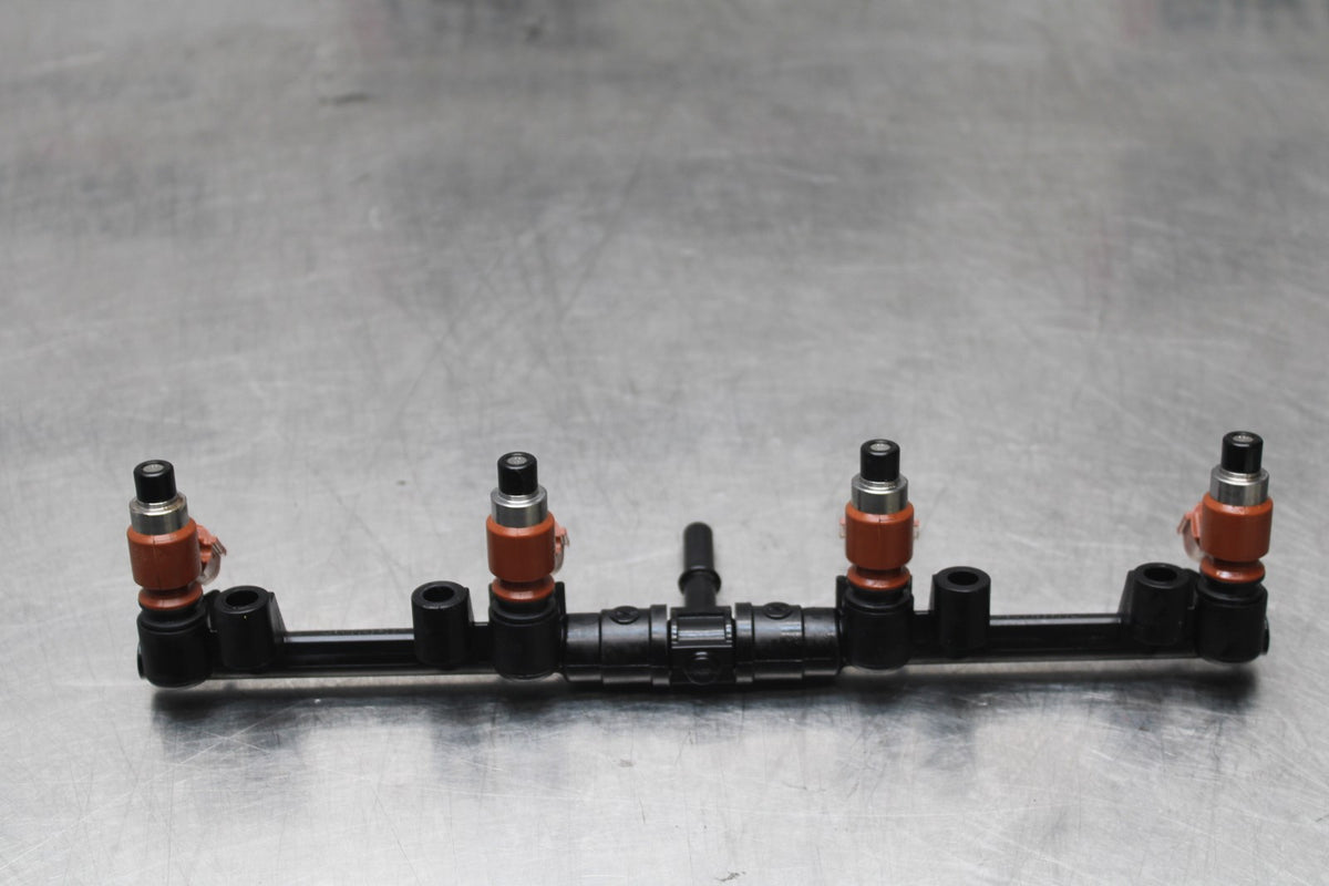 18 YAMAHA YZF R1  SECONDARY FUEL INJECTORS TOP AIRBOX GAS RAIL BB838
