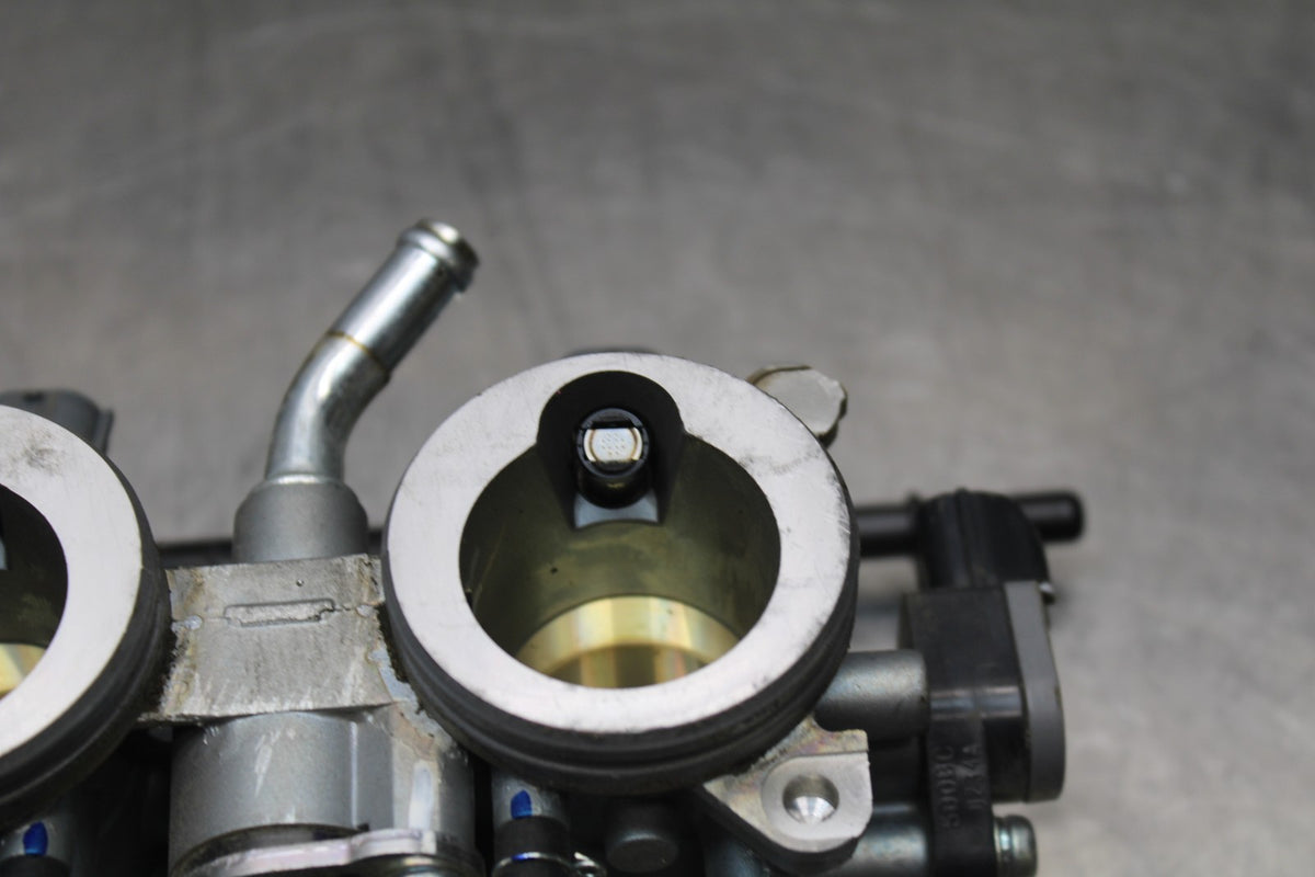24 KAWASAKI NINJA 500 ABS MAIN FUEL INJECTORS / THROTTLE BODIES BB818