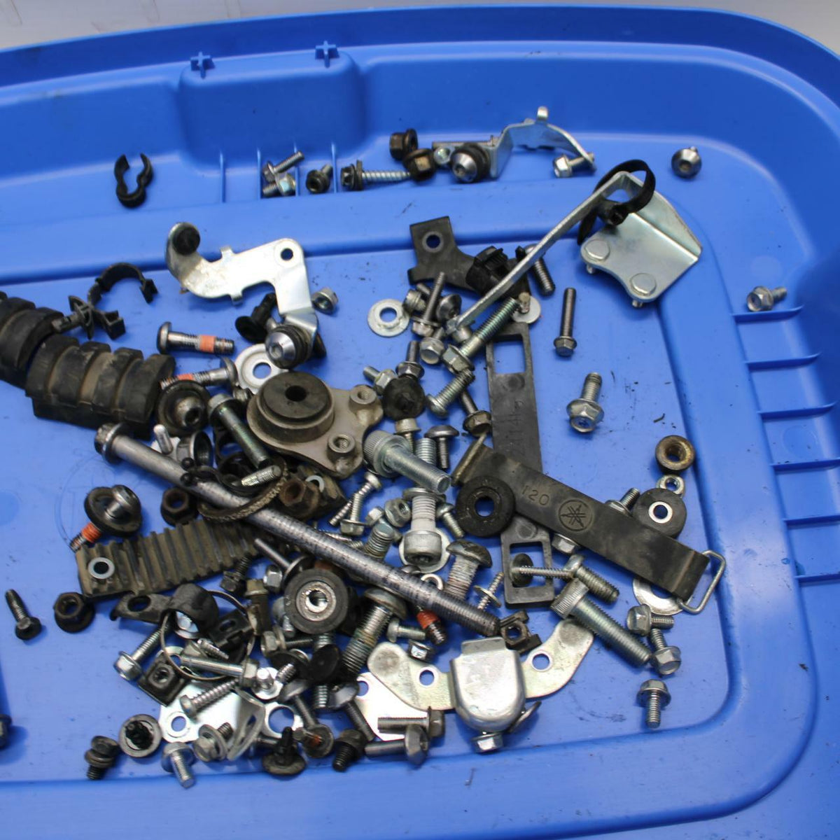 09 YAMAHA FZ6 ENGINE MOUNTING BOLTS HARDWARE MOTOR SCREWS BB295