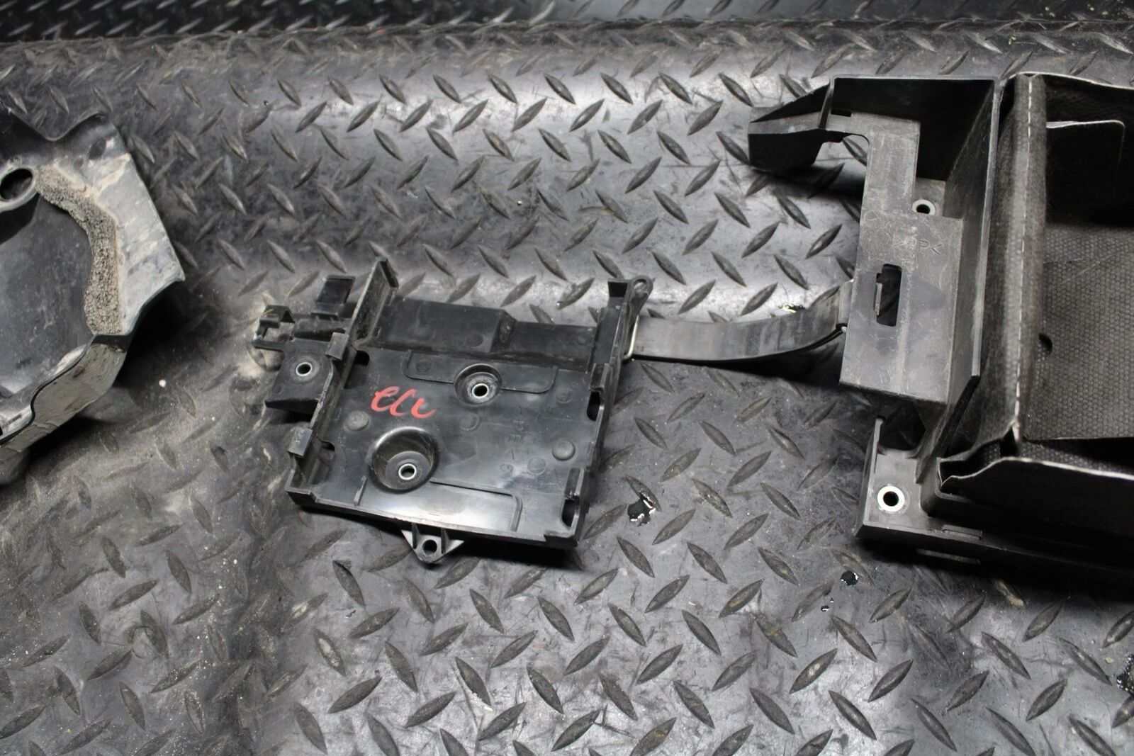 09-14 YAMAHA YZF R1 REAR BACK TAIL UNDERTAIL BATTERY TRAY PLASTIC BB192