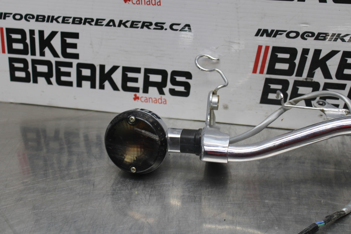 06 KAWASAKI VULCAN 900 FRONT TURN SIGNAL BAR MOUNT BRACKET BB799
