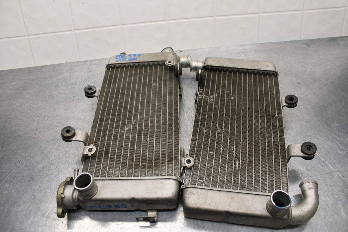 2000 Honda Super Hawk 1000 VTR1000F ENGINE RADIATOR MOTOR COOLER COOLING BB577