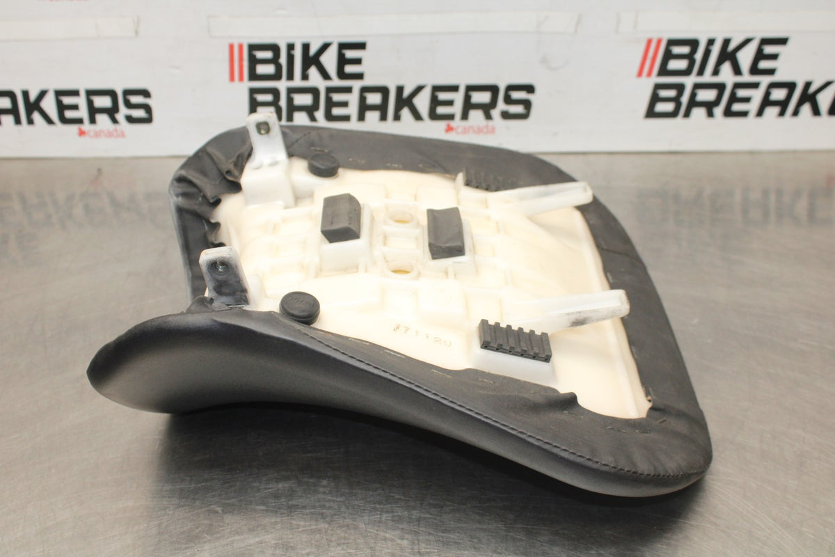05 SUZUKI GSXR600 FRONT DRIVERS SEAT PAD SADDLE PILLION BB329
