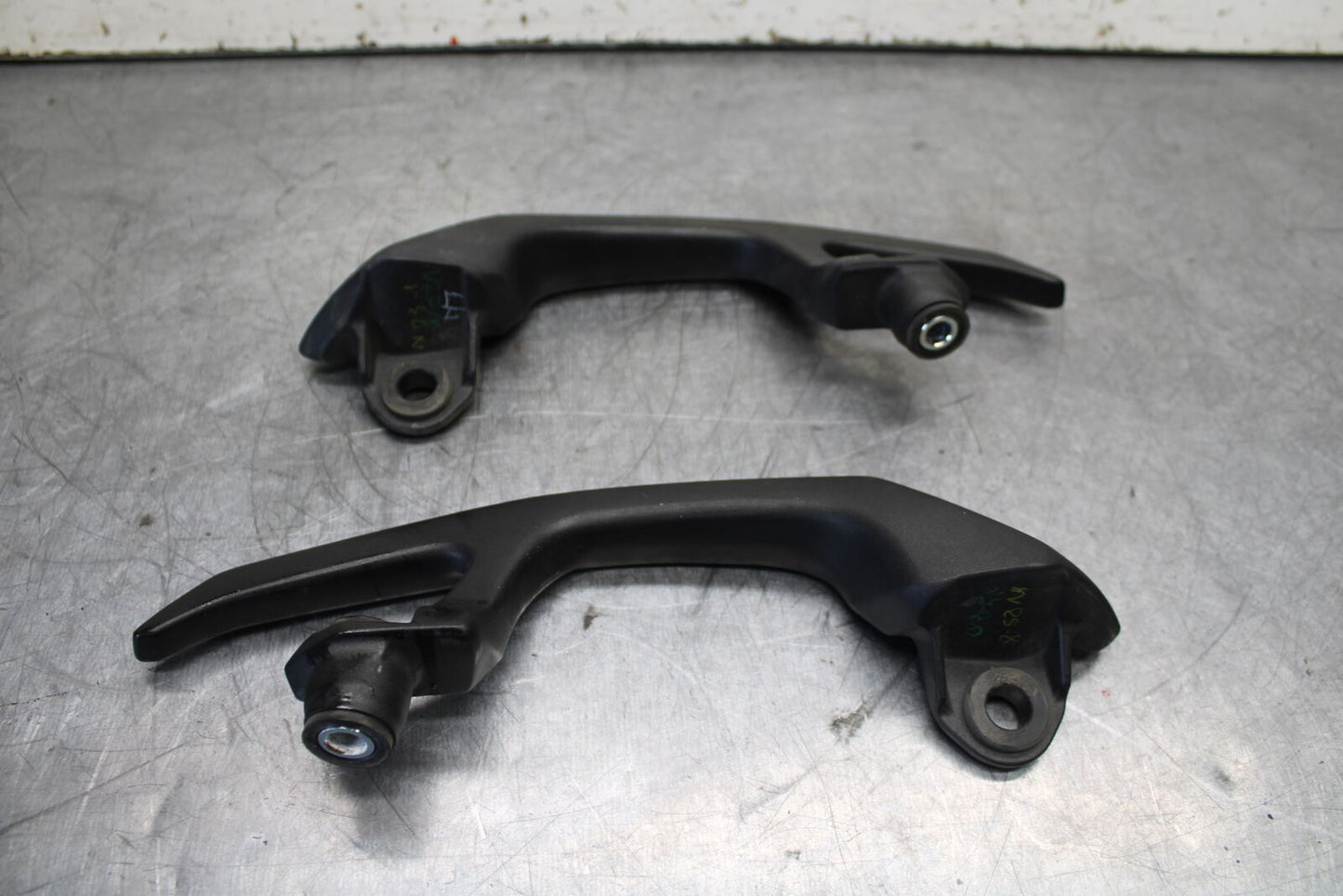 12-17 KAWASAKI ER-6N Z650 PASSENGER REAR SEAT GRAB BAR HANDLE SET BB709