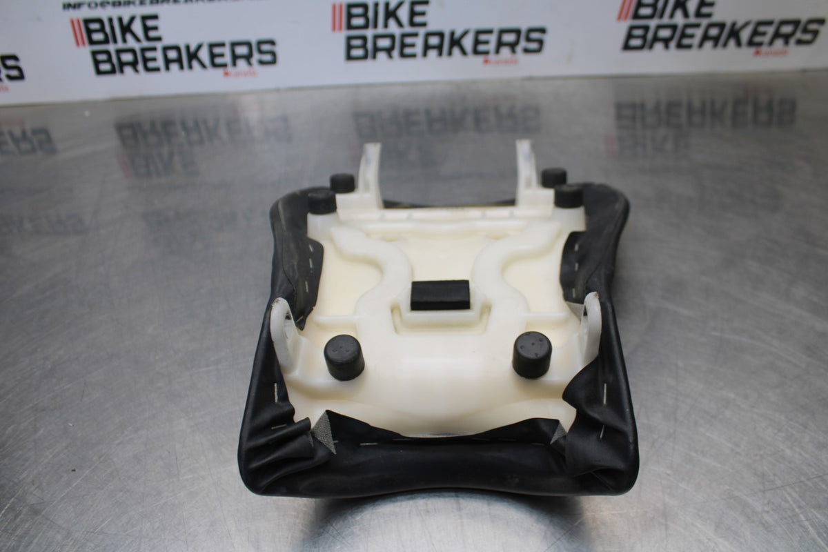 08-10 SUZUKI GSXR 600 FRONT DRIVERS SEAT PAD SADDLE PILLION BB202