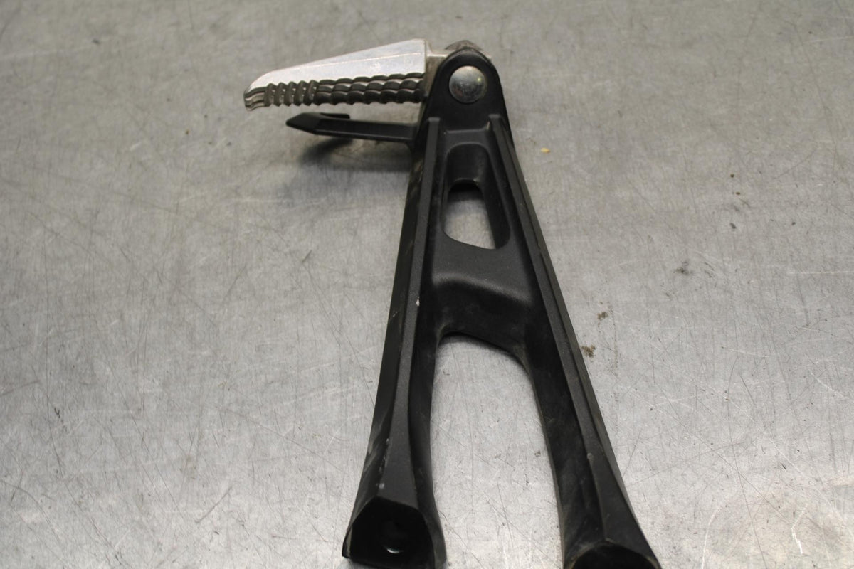 09-16 SUZUKI GSXR1000 REAR FOOT RESTS PEGS STEPS SET PAIR BB642