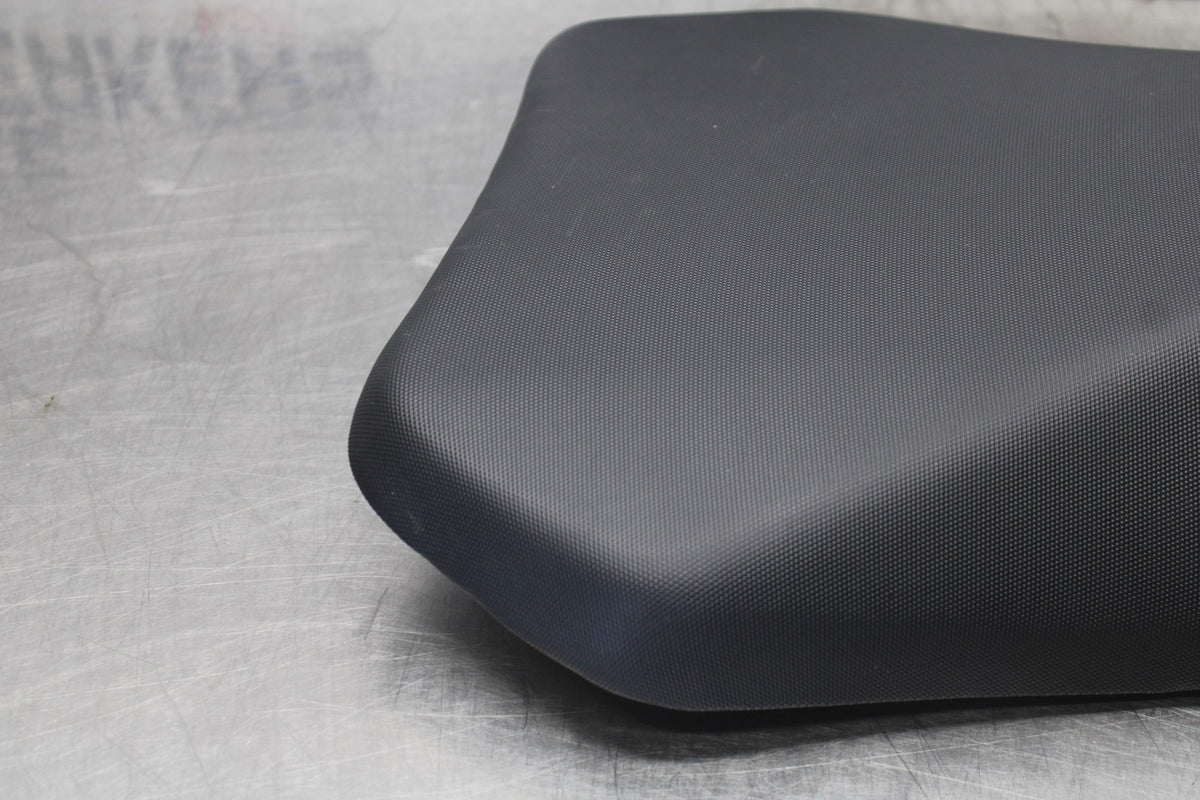 15-26 SUZUKI GSXR600 FRONT DRIVERS SEAT PAD SADDLE PILLION BB888