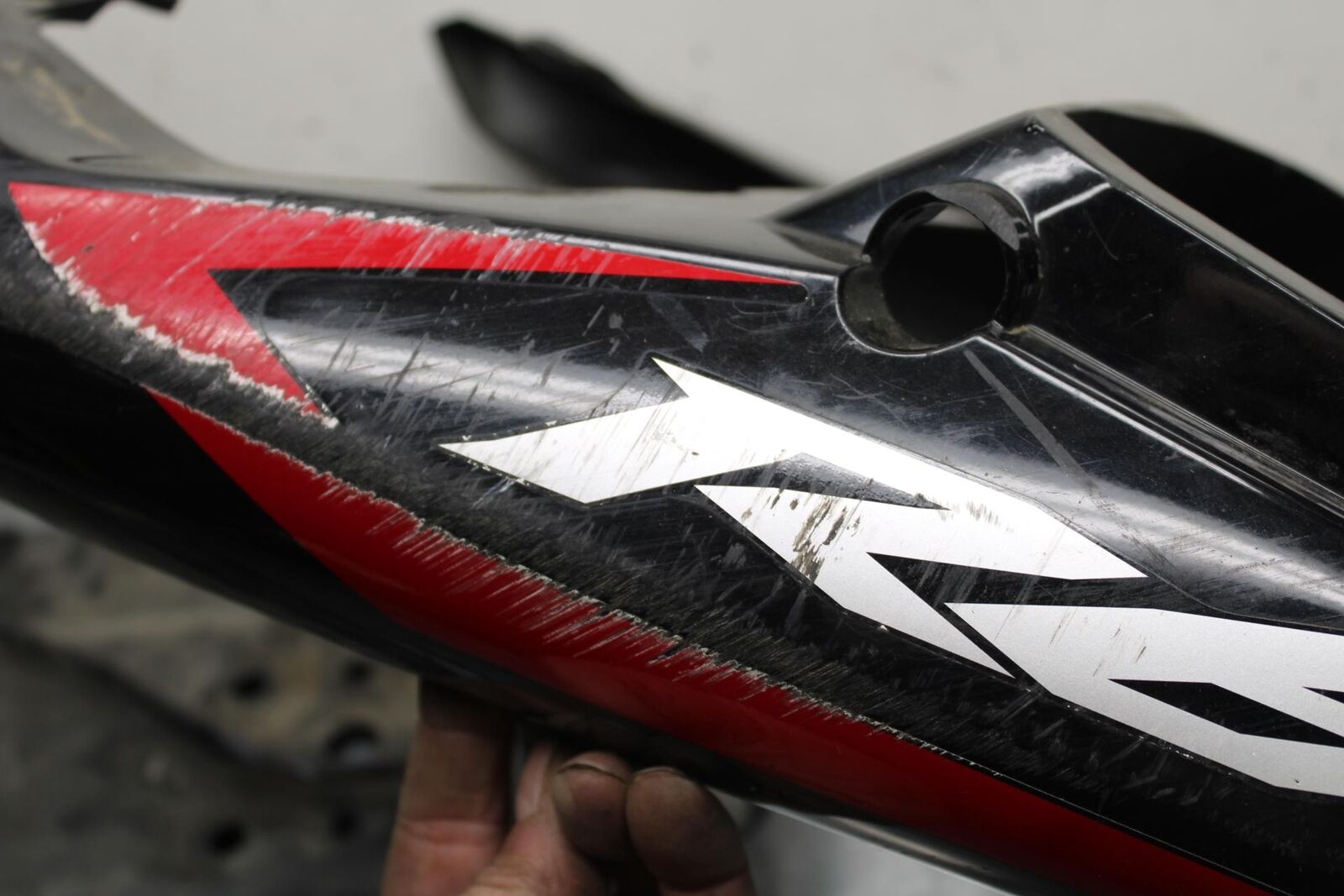 2004 Yamaha YZF R6 REAR BACK TAIL FAIRING COWL SHROUD 5SL-Y2171-80-P4 BB622