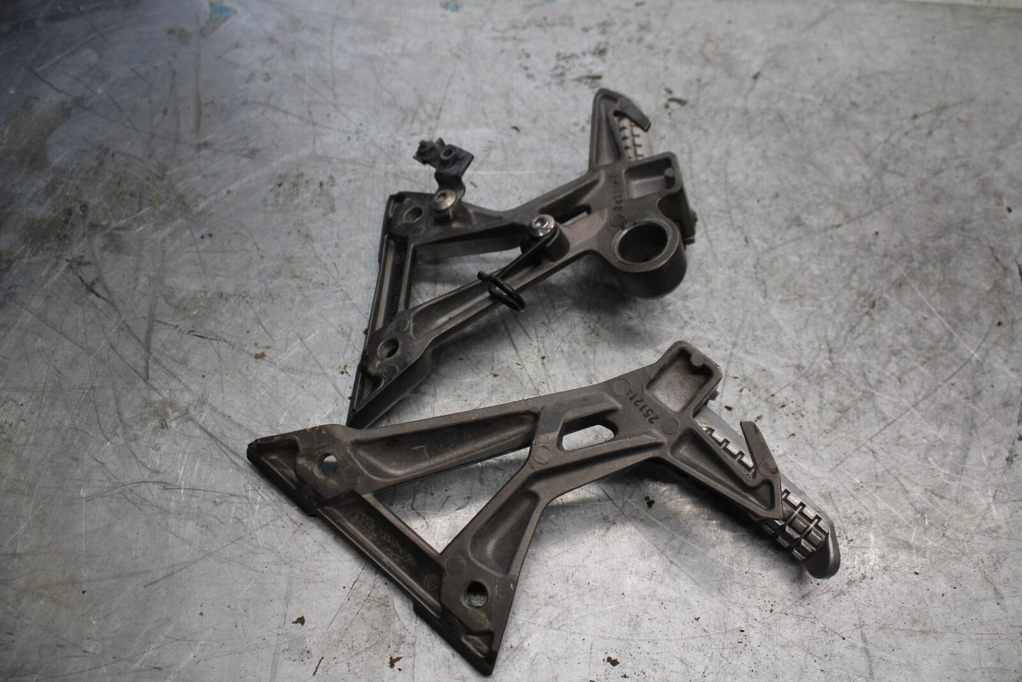 13-17 KAWASAKI NINJA 300 REAR BACK PASSENGER PEG SET PAIR BB429