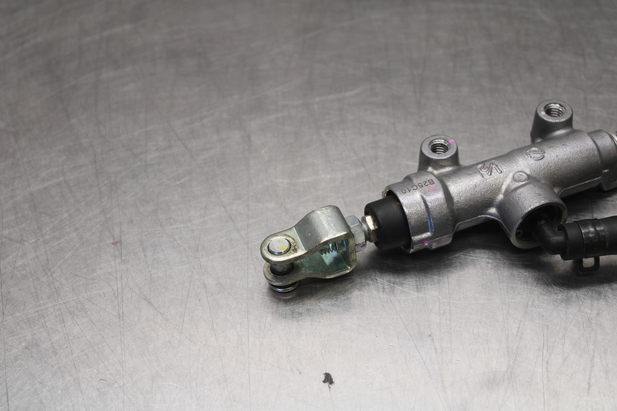 25 KAWASAKI Z900 REAR BACK BRAKE MASTER CYLINDER W RESERVOIR BB928