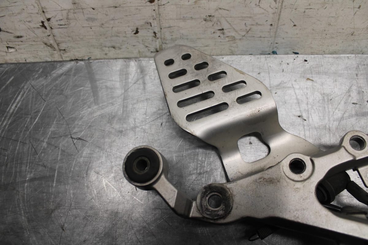 07 YAMAHA YZF R6 RIGHT REARSET REAR SET DRIVER FOOT PEG REST STOP BB495