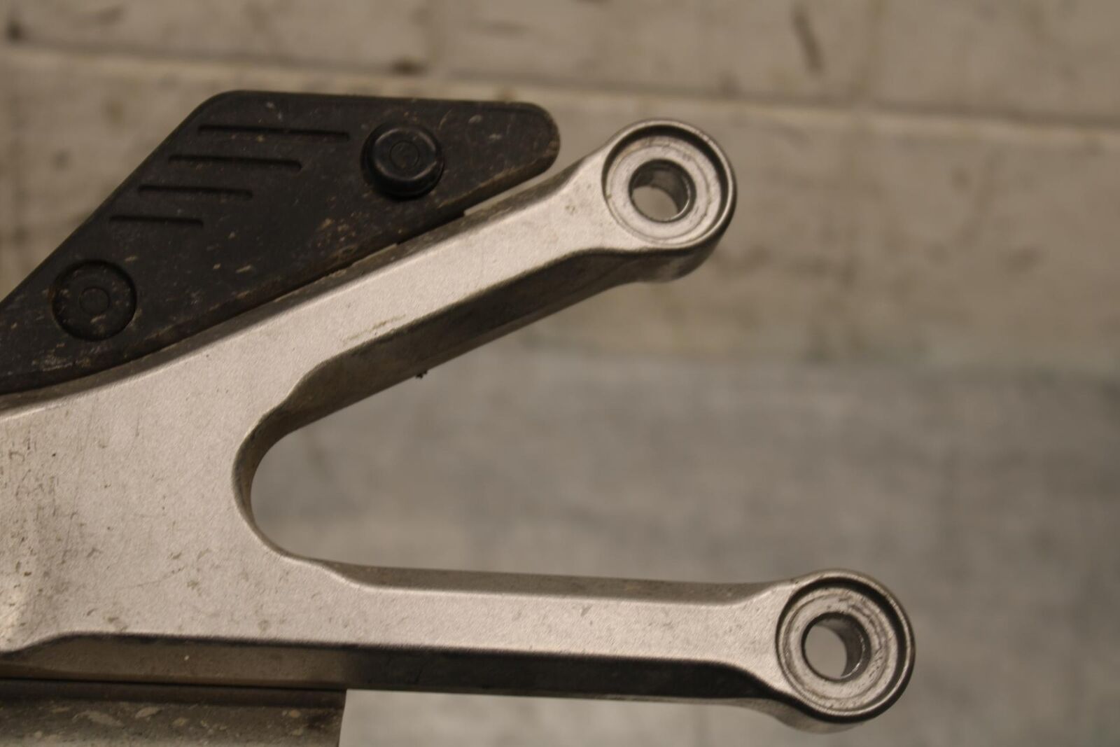 2006 Yamaha YZF R6 LEFT REARSET REAR SET DRIVER FOOT PEG REST STOP BB560