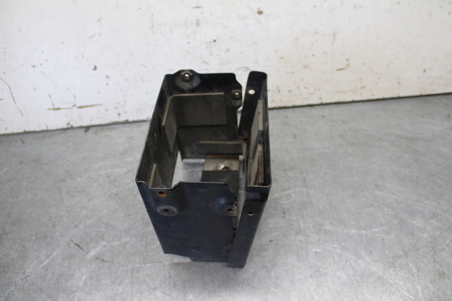 05-09 SUZUKI BOULEVARD C90 BATTERY TRAY BOX HOLDER BB692