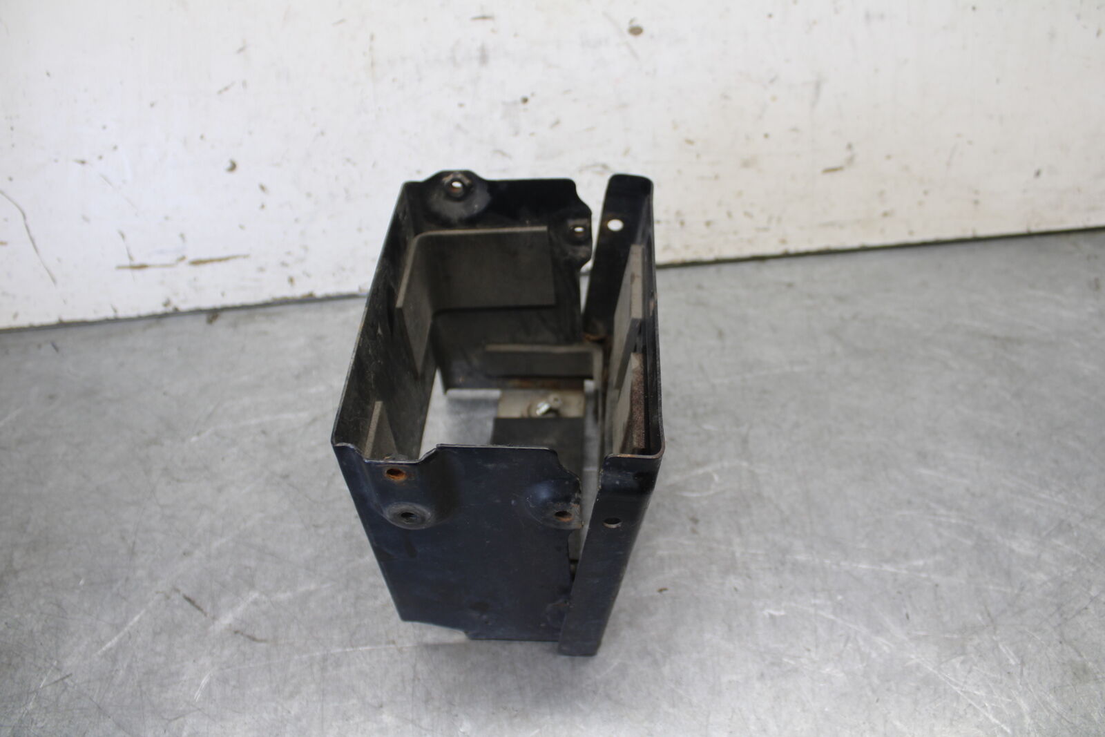 05-09 SUZUKI BOULEVARD C90 BATTERY TRAY BOX HOLDER BB692