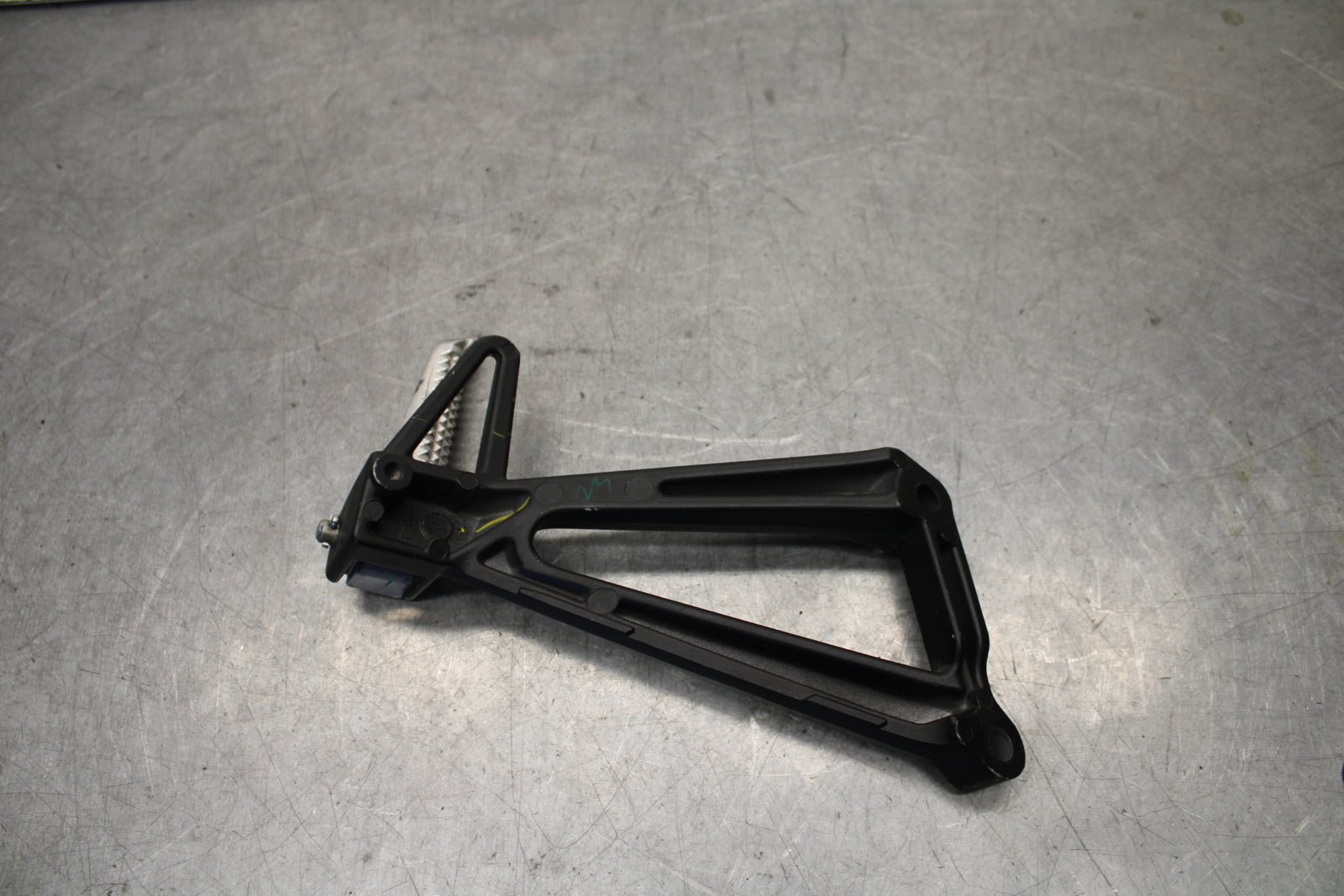 15-17 YAMAHA YZF R3 RIGHT REAR BACK PASSENGER PEG BB651