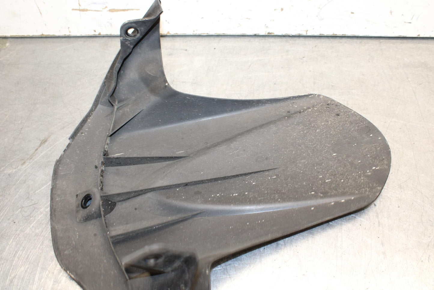 11-23 SUZUKI GSXR 750 REAR BACK WHEEL TIRE HUGGER FENDER BB630