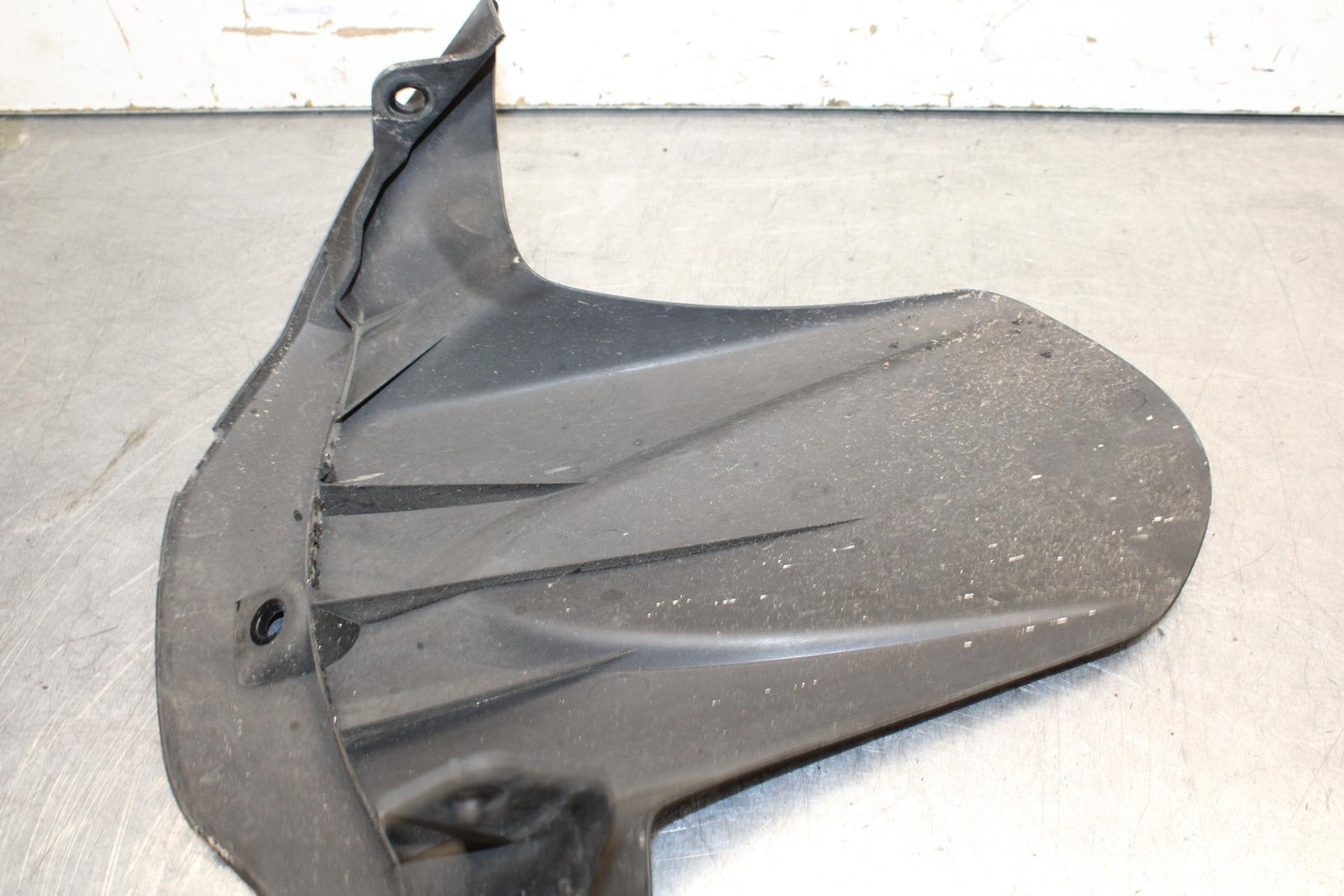 11-23 SUZUKI GSXR 750 REAR BACK WHEEL TIRE HUGGER FENDER BB630