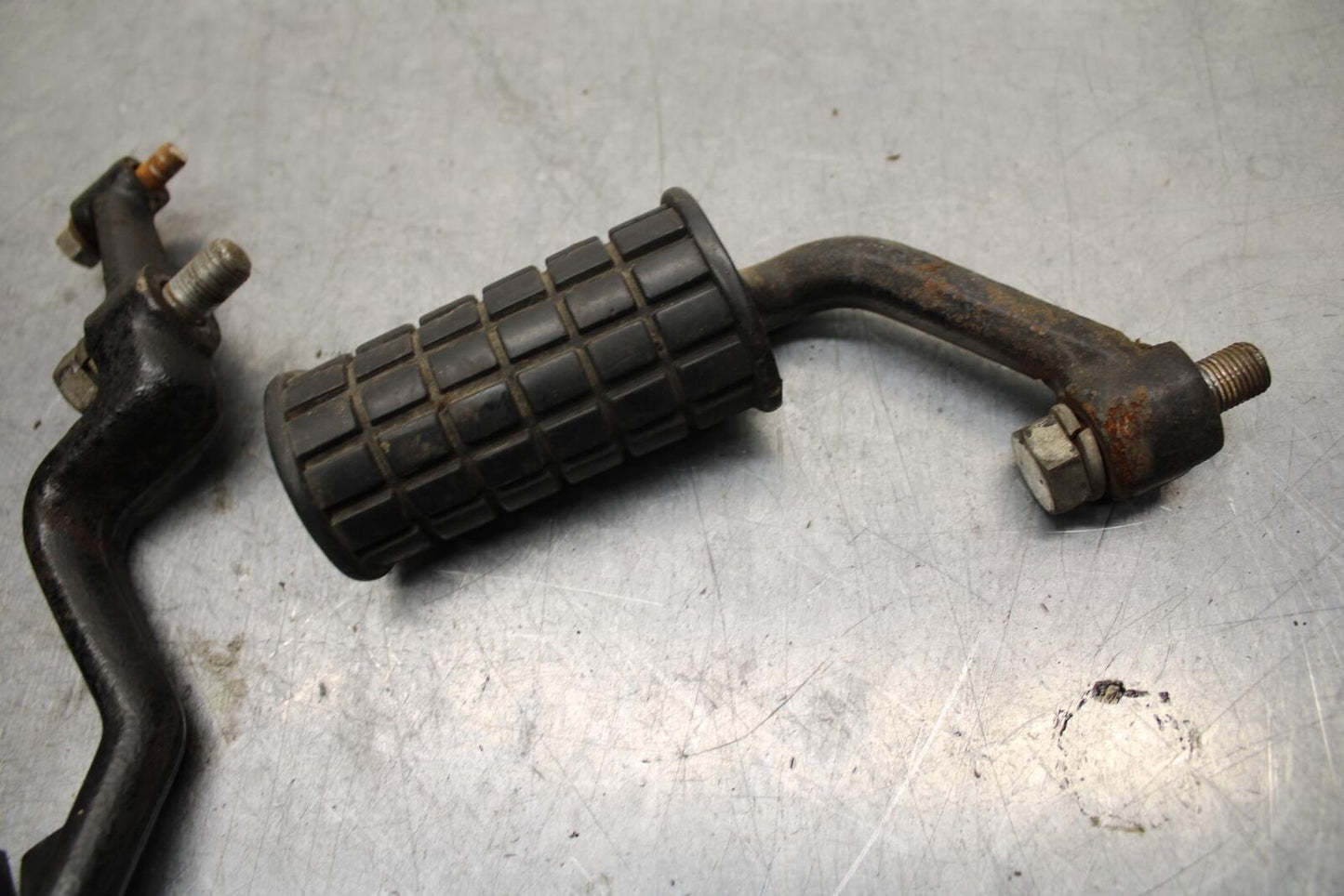 75 SUZUKI GT 550 FRONT FOOT RESTS PEGS STEPS SET PAIR BB72