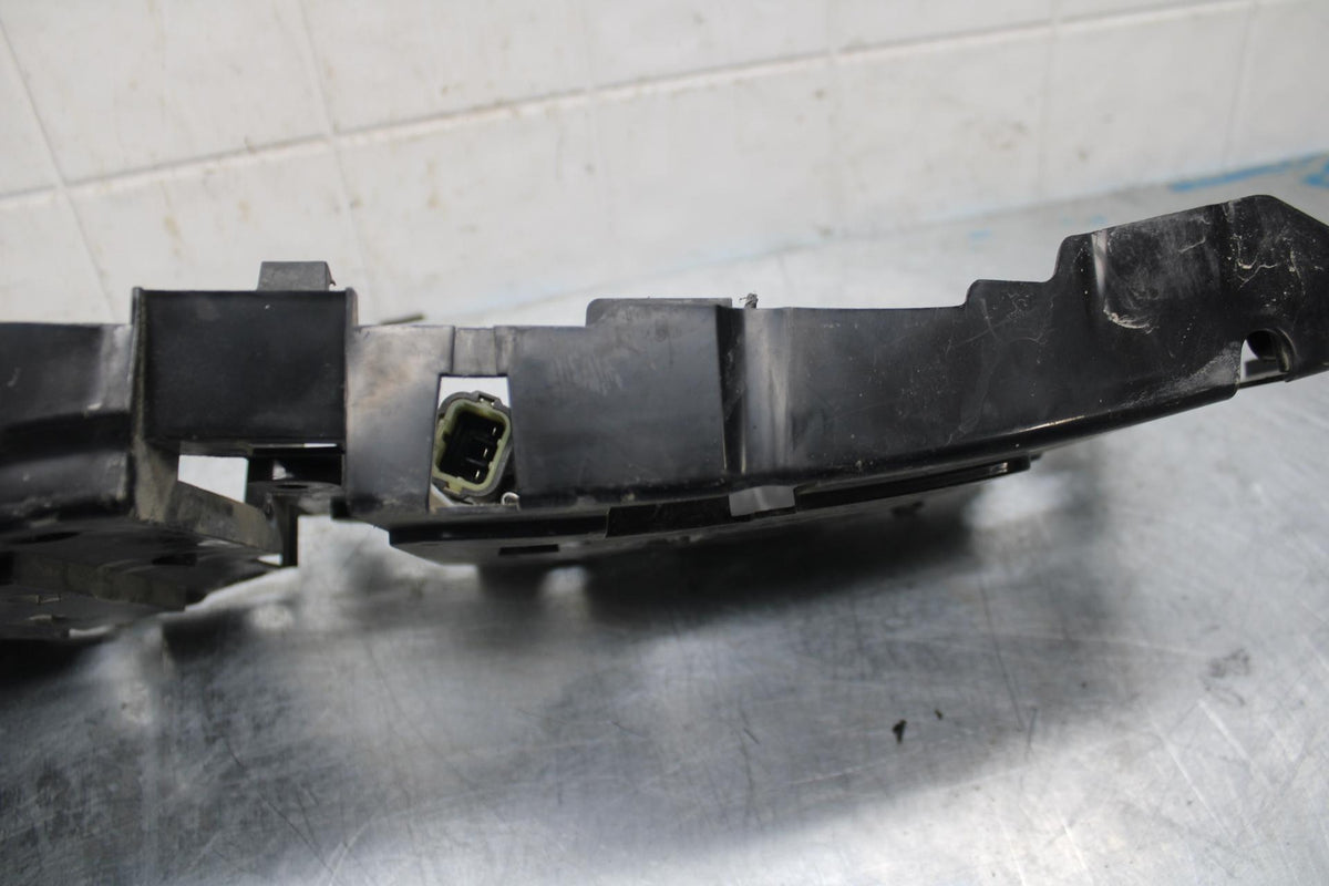 07 YAMAHA YZF R6 2c0 REAR BACK TAIL UNDERTAIL BATTERY TRAY PLASTIC BB423