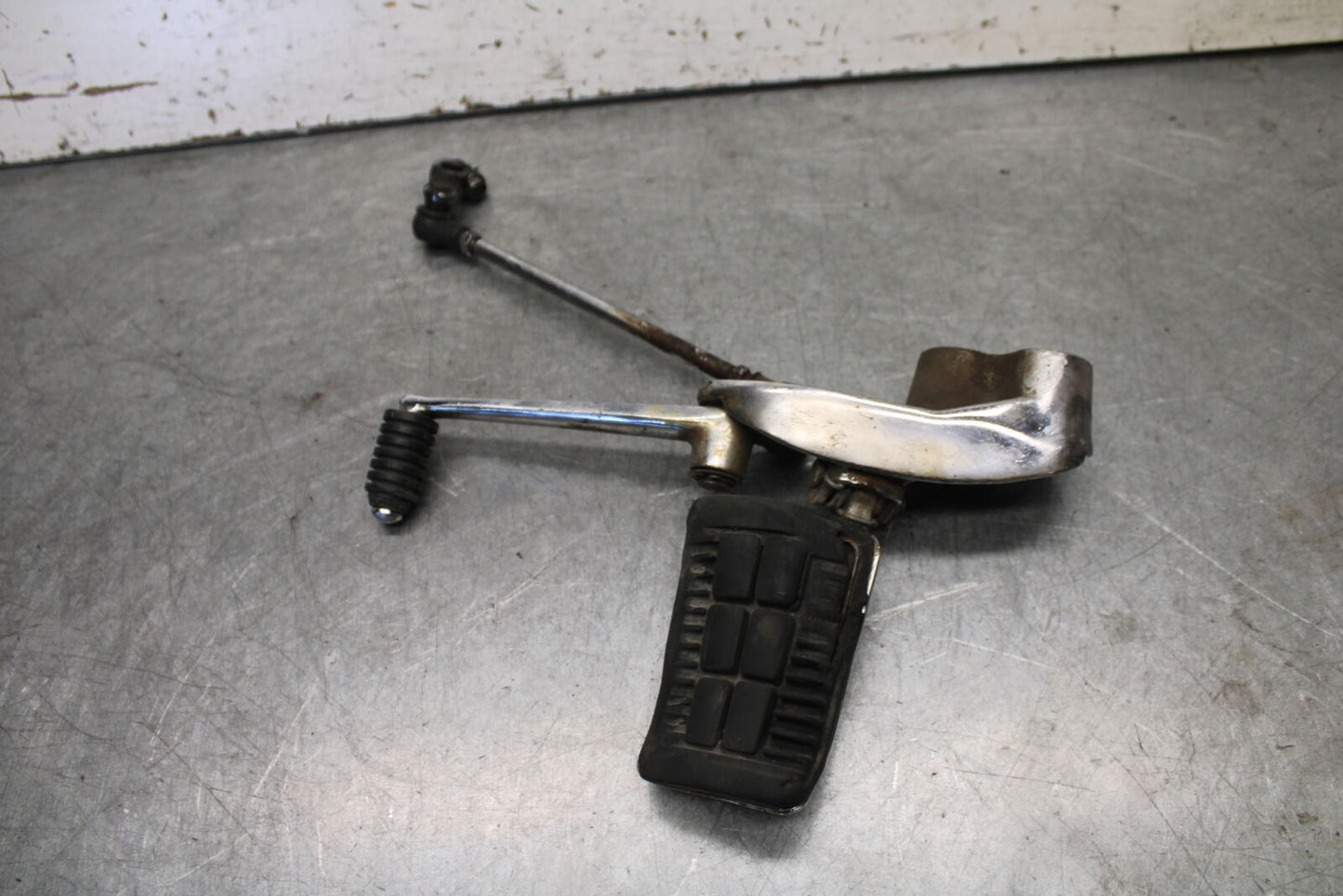 85-86 SUZUKI MADURA 1200 LEFT FRONT FOOT REST PEG STEP  BB691
