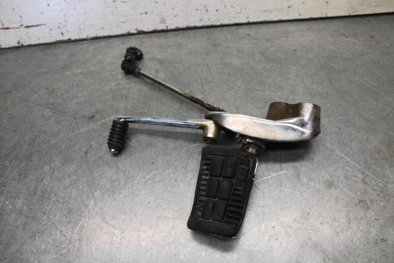 85-86 SUZUKI MADURA 1200 LEFT FRONT FOOT REST PEG STEP  BB691