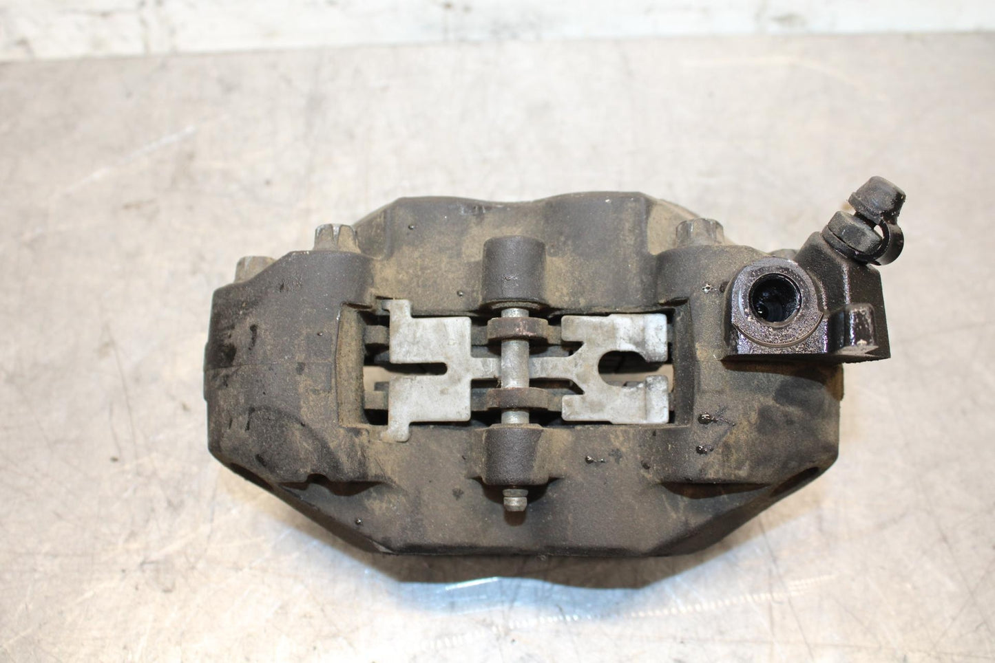 17 KAWASAKI Z900 ZR900 RIGHT LEFT FRONT BRAKE CALIPER SET PAIR CALIPERS BB549