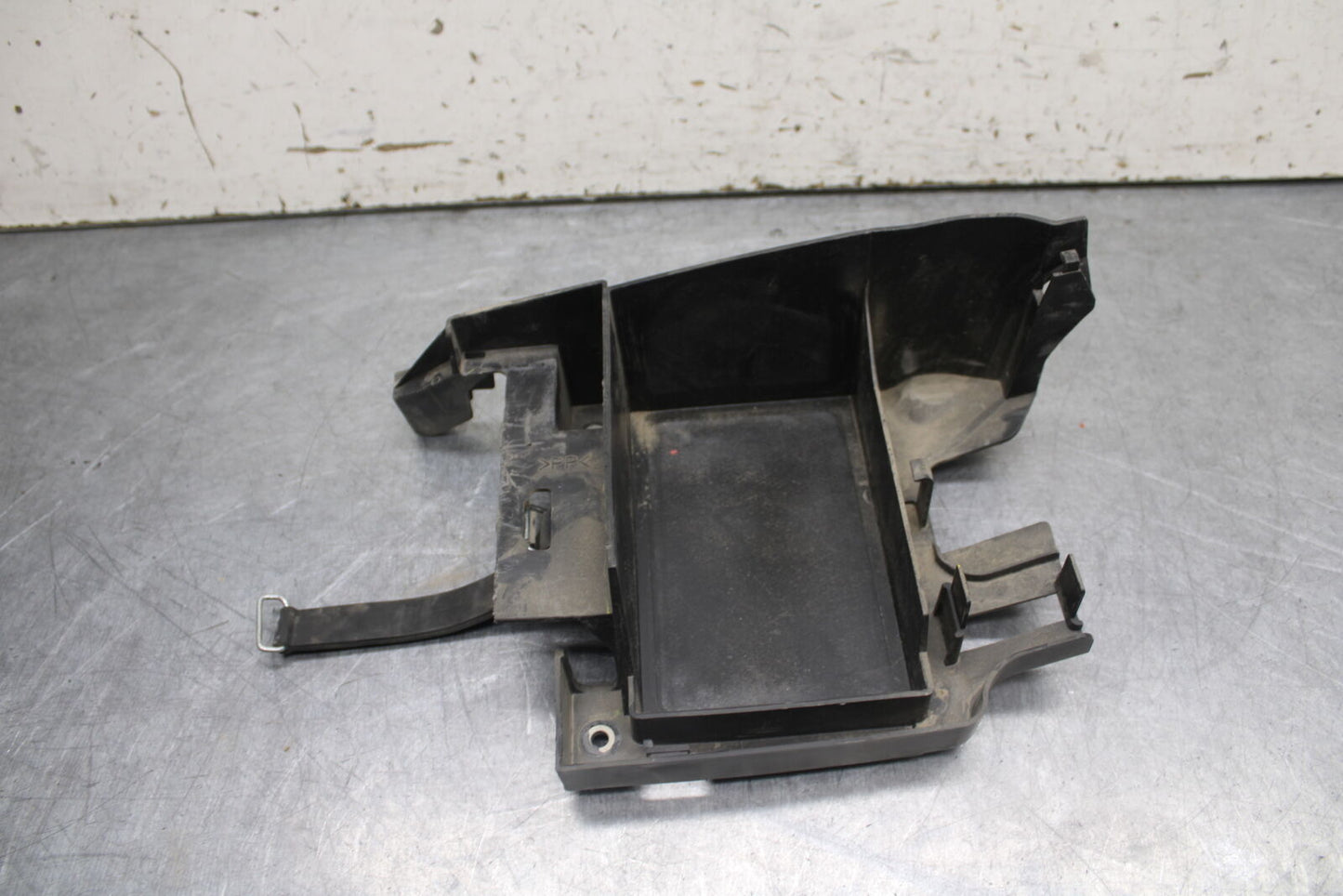 09-14 YAMAHA YZF R1 REAR BACK TAIL UNDERTAIL BATTERY TRAY PLASTIC BB696