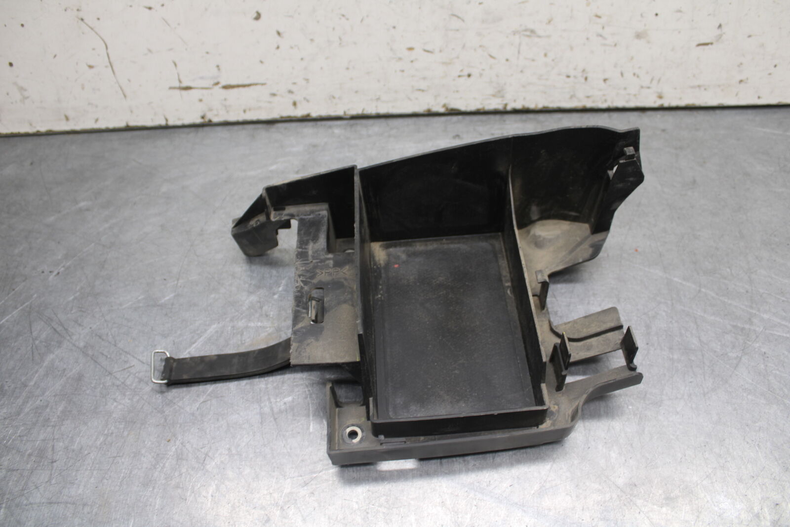 09-14 YAMAHA YZF R1 REAR BACK TAIL UNDERTAIL BATTERY TRAY PLASTIC BB696