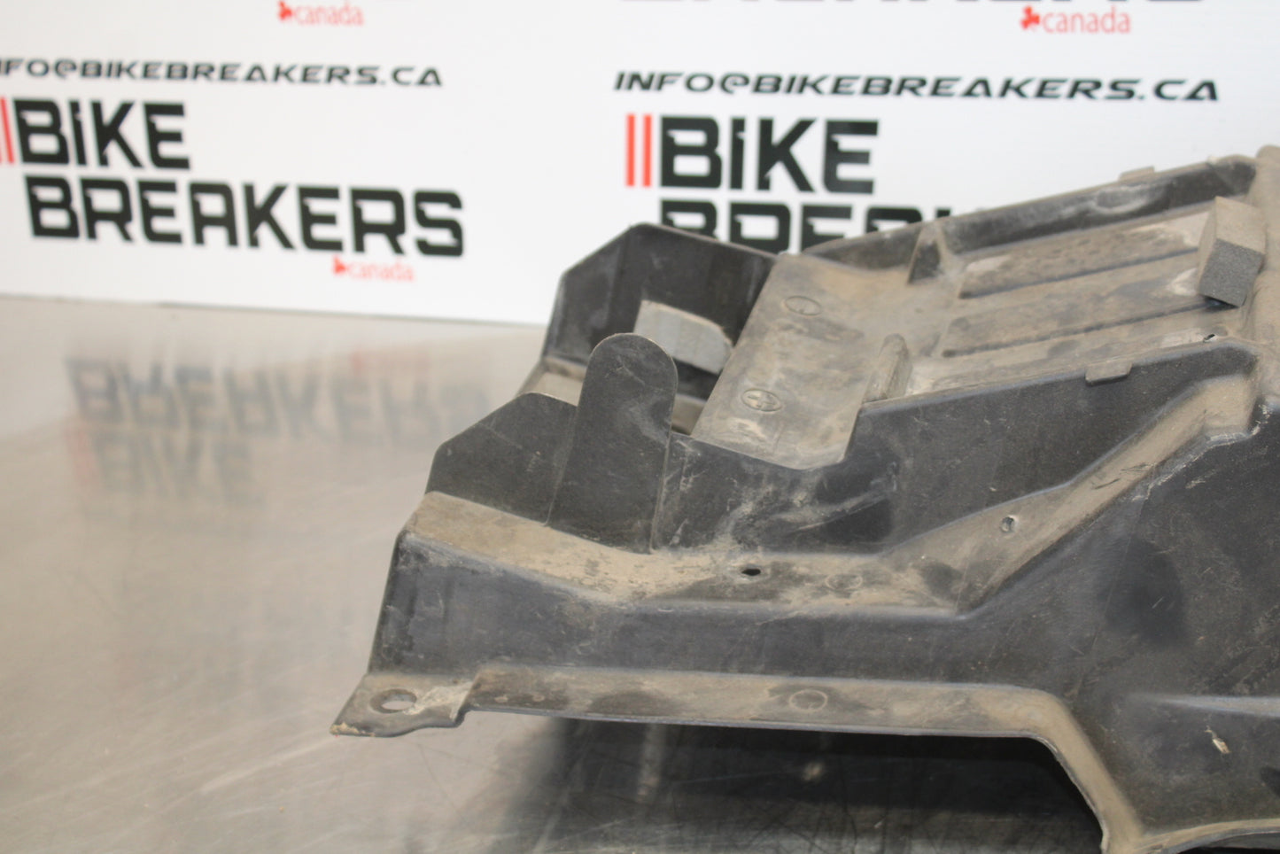 99-07 SUZUKI HAYABUSA GSX1300R REAR TAIL UNDERTAIL BATTERY TRAY PLASTIC BB281
