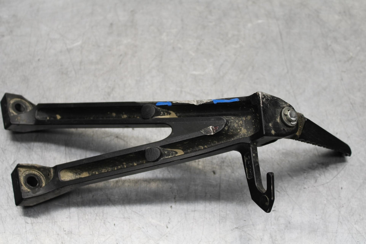 11-23 SUZUKI GSXR 600 LEFT REAR BACK PASSENGER PEG BB582