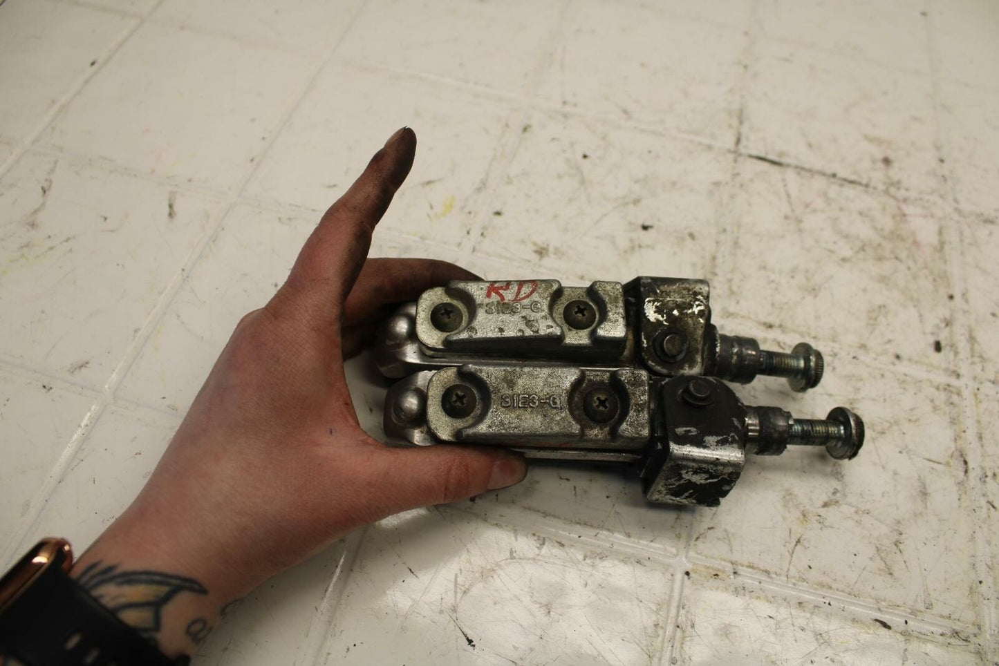 06-07 SUZUKI BANDIT 1200S ABS FRONT FOOT RESTS PEGS STEPS SET PAIR BB21