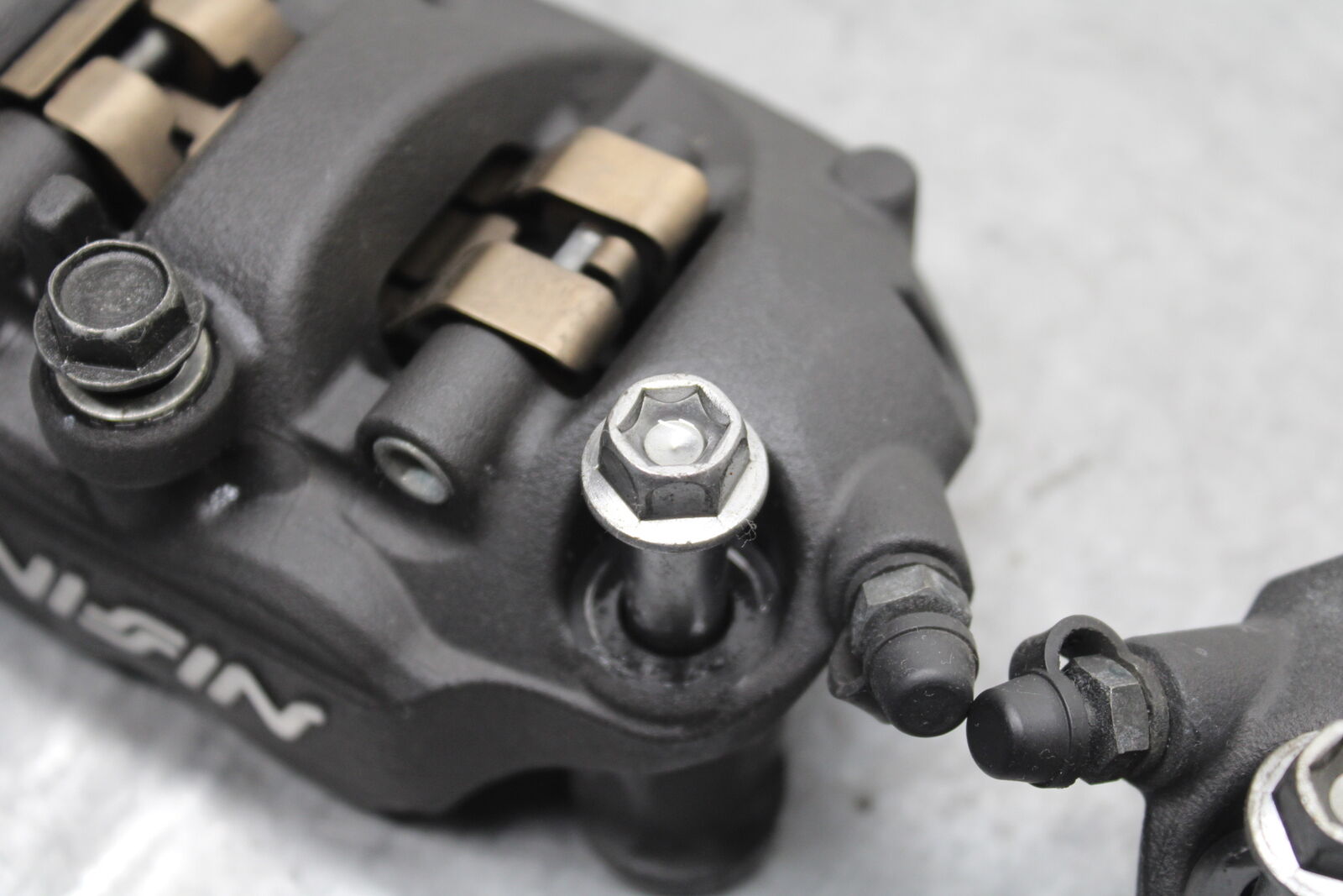 13-18 KAWASAKI NINJA ZX6R RIGHT LEFT FRONT BRAKE CALIPER SET PAIR CALIPERS BB666