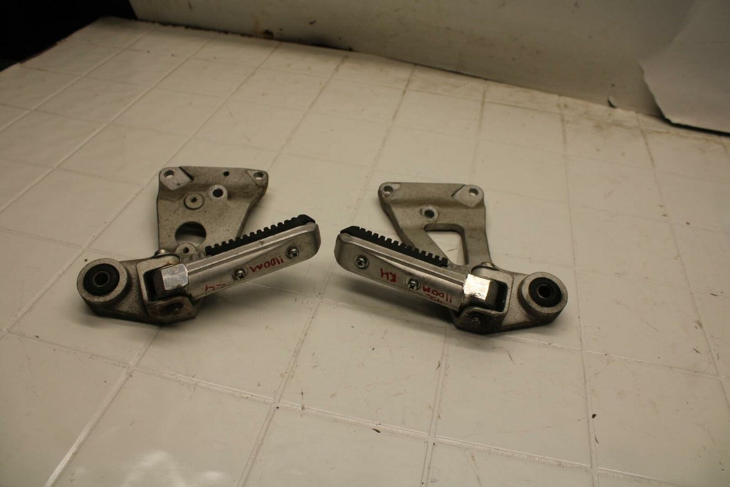 91-92 SUZUKI GSXR1100 GSXR 1100M REAR BACK PASSENGER PEG SET PAIR BB03c