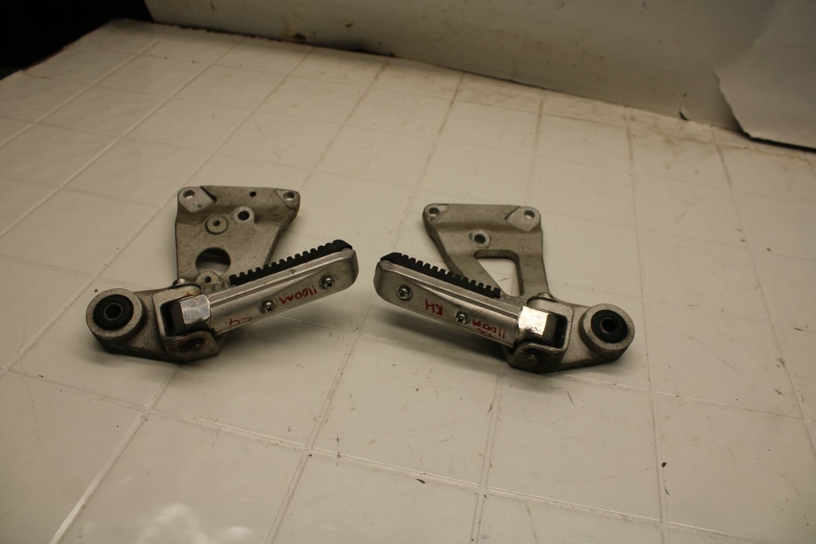 91-92 SUZUKI GSXR1100 GSXR 1100M REAR BACK PASSENGER PEG SET PAIR BB03c