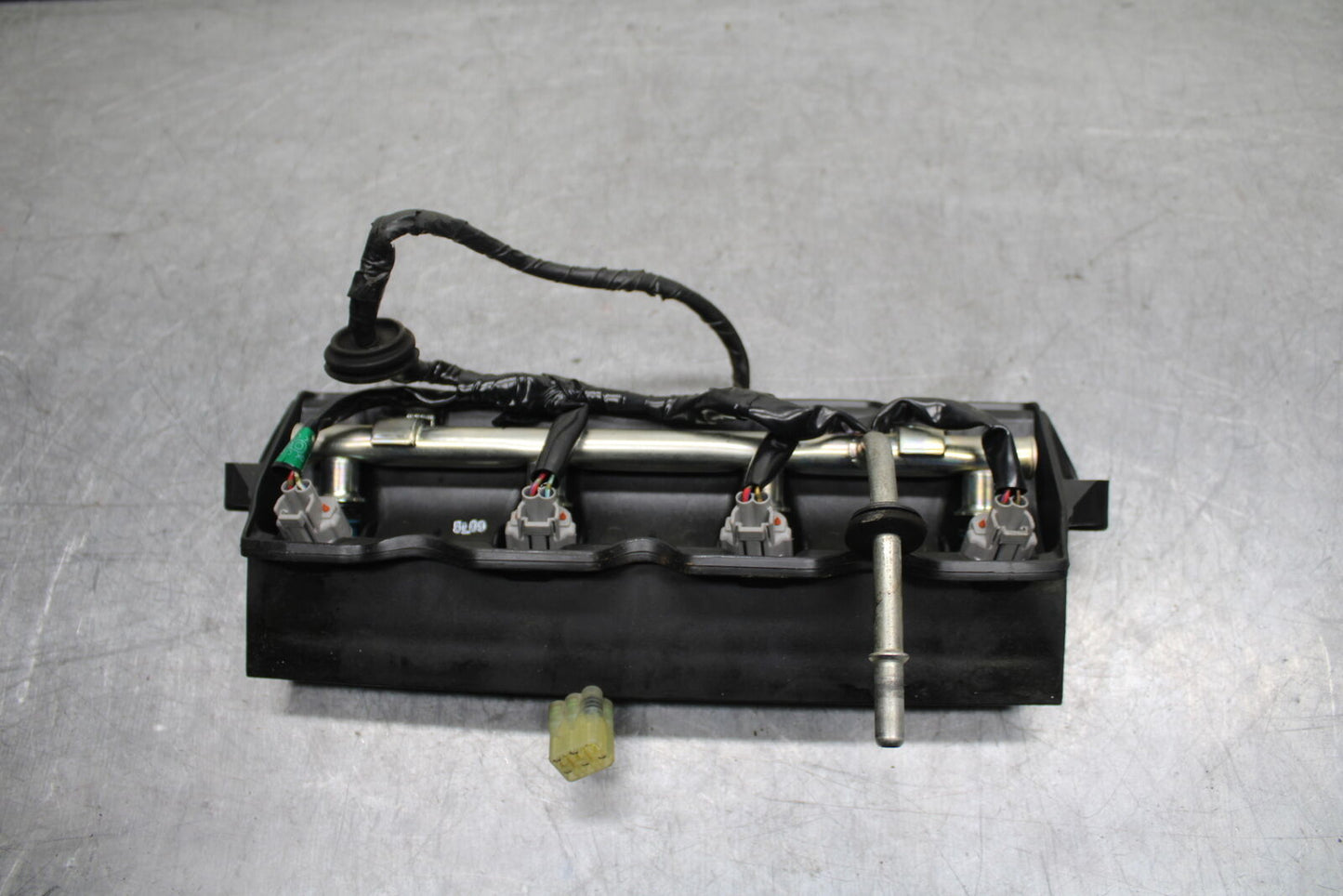 06 YAMAHA YZF R6 SECONDARY FUEL INJECTORS TOP AIRBOX GAS RAIL BB716