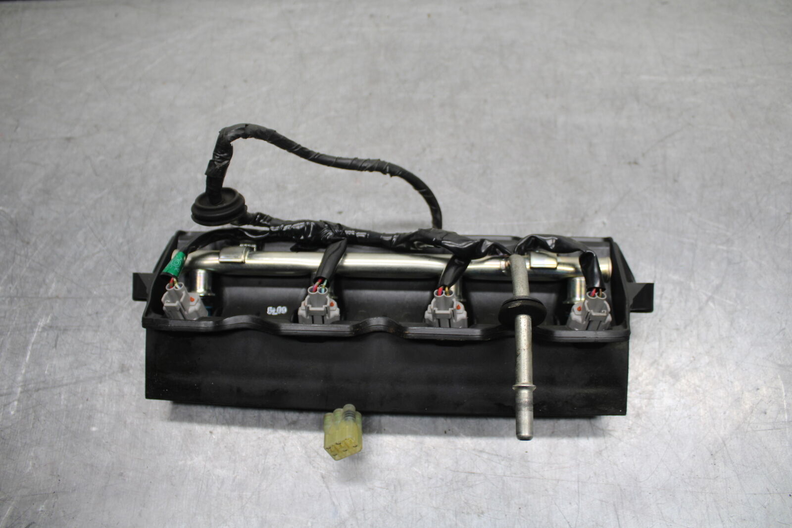 06 YAMAHA YZF R6 SECONDARY FUEL INJECTORS TOP AIRBOX GAS RAIL BB716