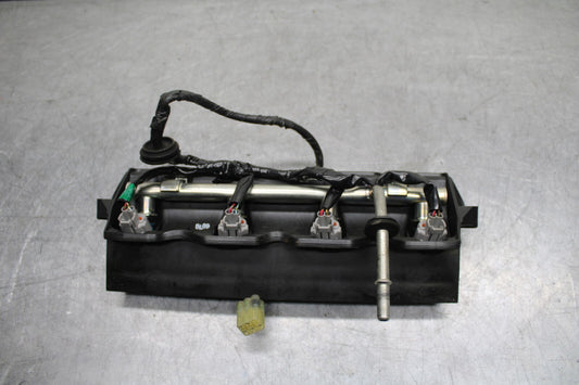 06 YAMAHA YZF R6 SECONDARY FUEL INJECTORS TOP AIRBOX GAS RAIL BB716