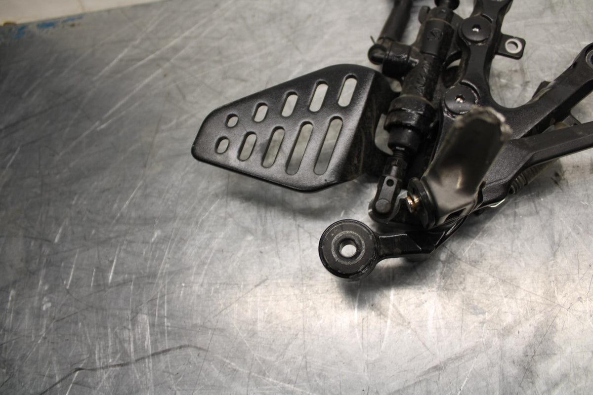 08-16 YAMAHA YZF R6 RIGHT REARSET REAR SET DRIVER FOOT PEG BRACKET MOUNT BB465
