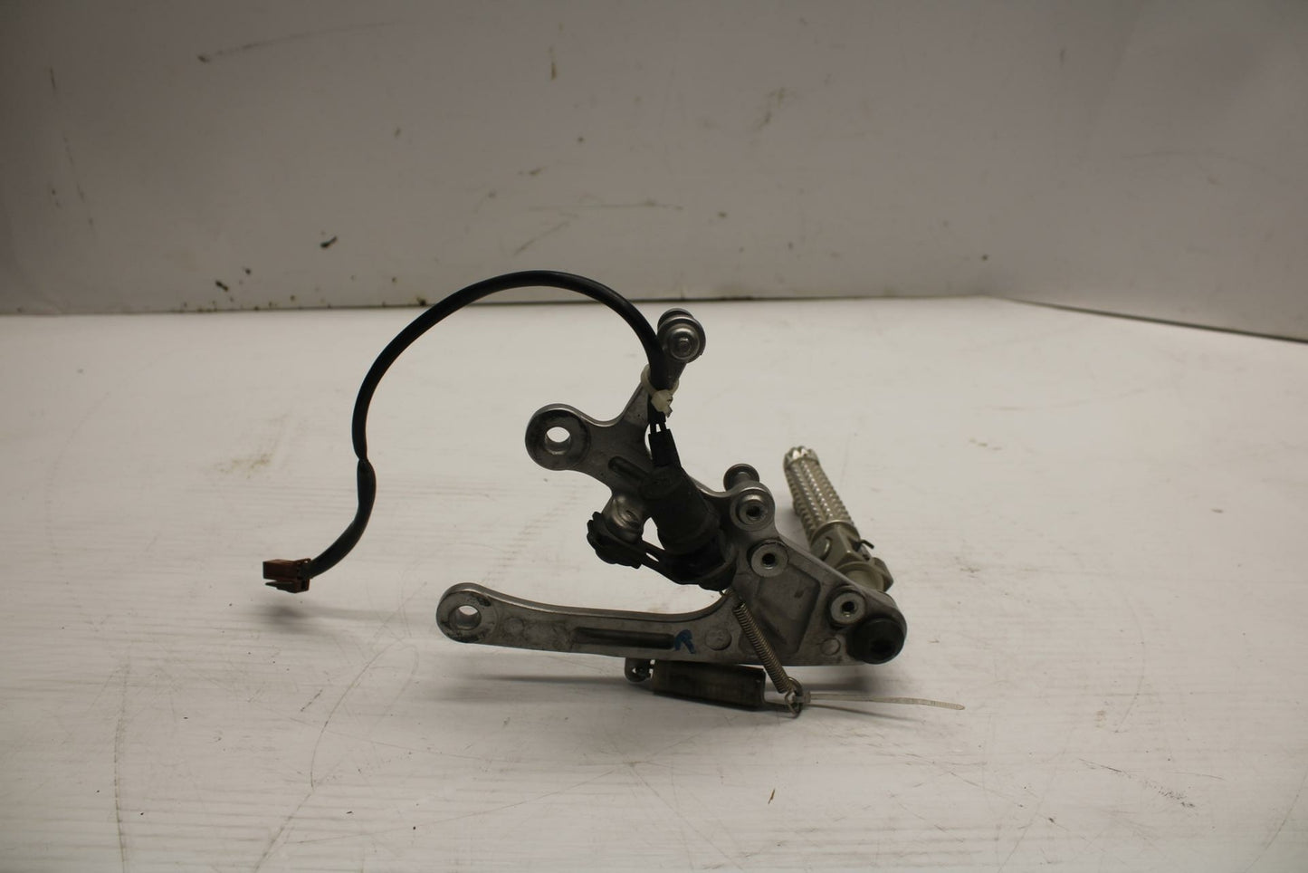 06 YAMAHA YZF R1 RIGHT REARSET REAR SET DRIVER FOOT PEG REST STOP  BB282