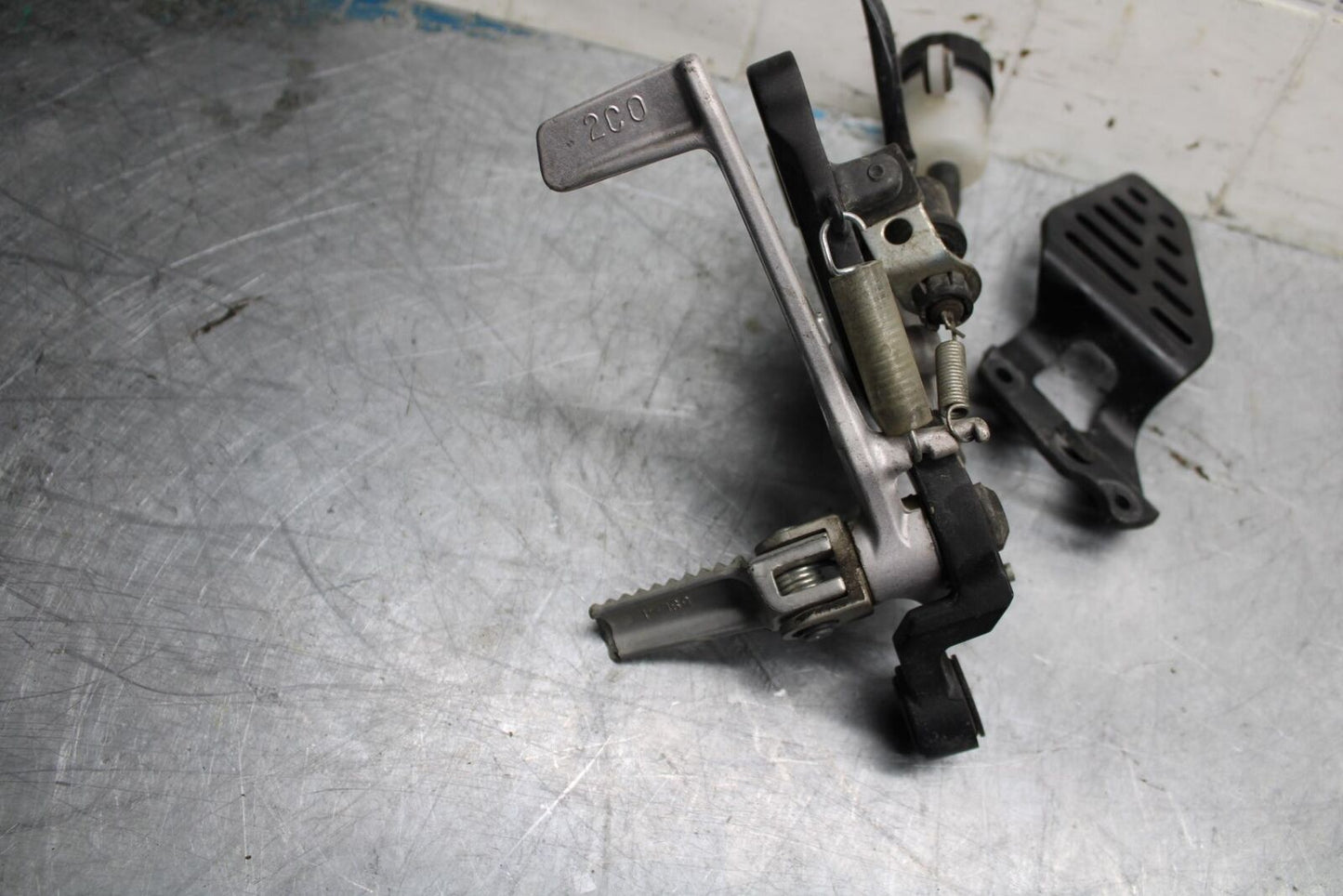 08-16 YAMAHA YZF R6 RIGHT REARSET REAR SET DRIVER FOOT PEG REST STOP BB451