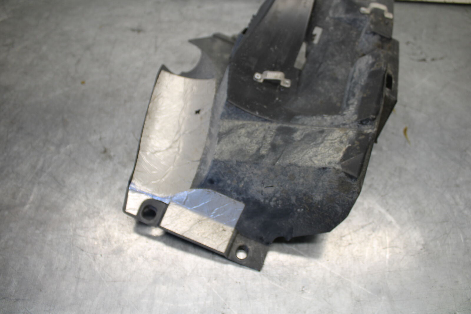 07-09 YAMAHA FZ6 REAR BACK TAIL UNDERTAIL BATTERY TRAY PLASTIC BB713