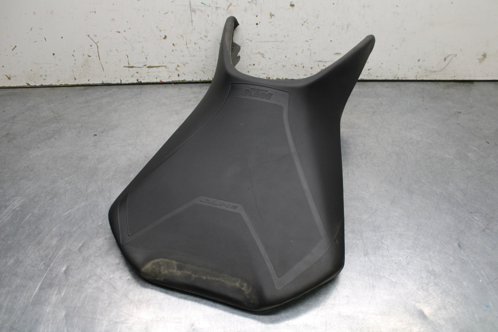 17-24 KTM 390 DUKE FRONT DRIVERS SEAT PAD SADDLE PILLION BB734
