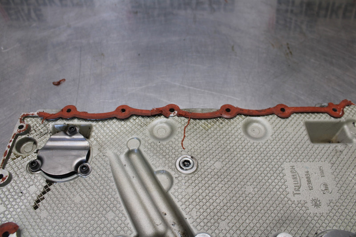 05 TRIUMPH ROCKET III ENGINE MOTOR BOTTOM OIL PAN COVER BB186